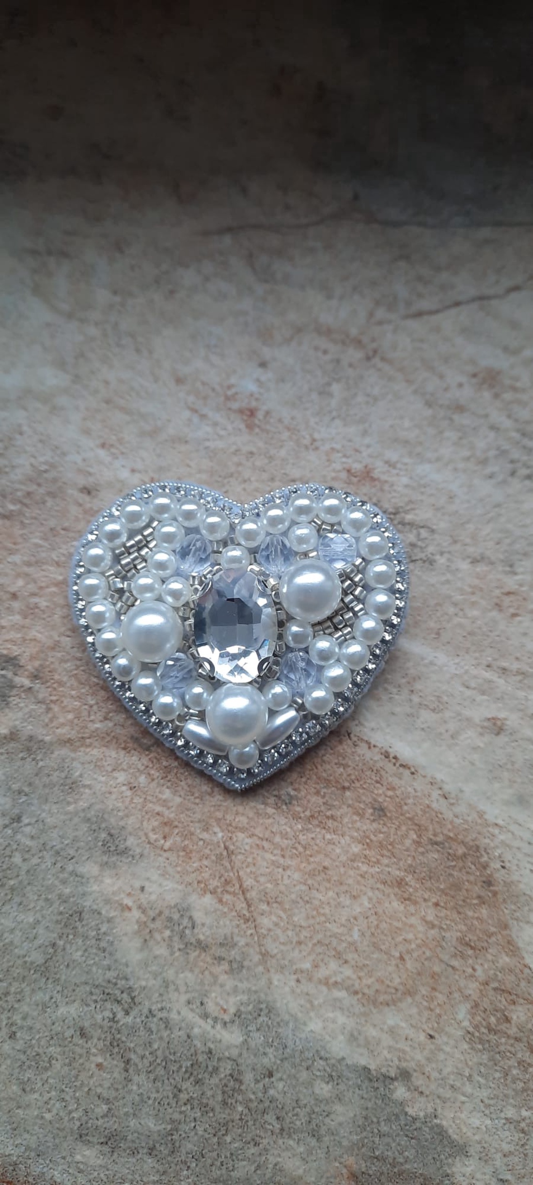 Broșă Inimă Alba Handmade � broderie manuală cu perle și cristale (5.5 cm) - bijuterii - broșe - Artynos.ro