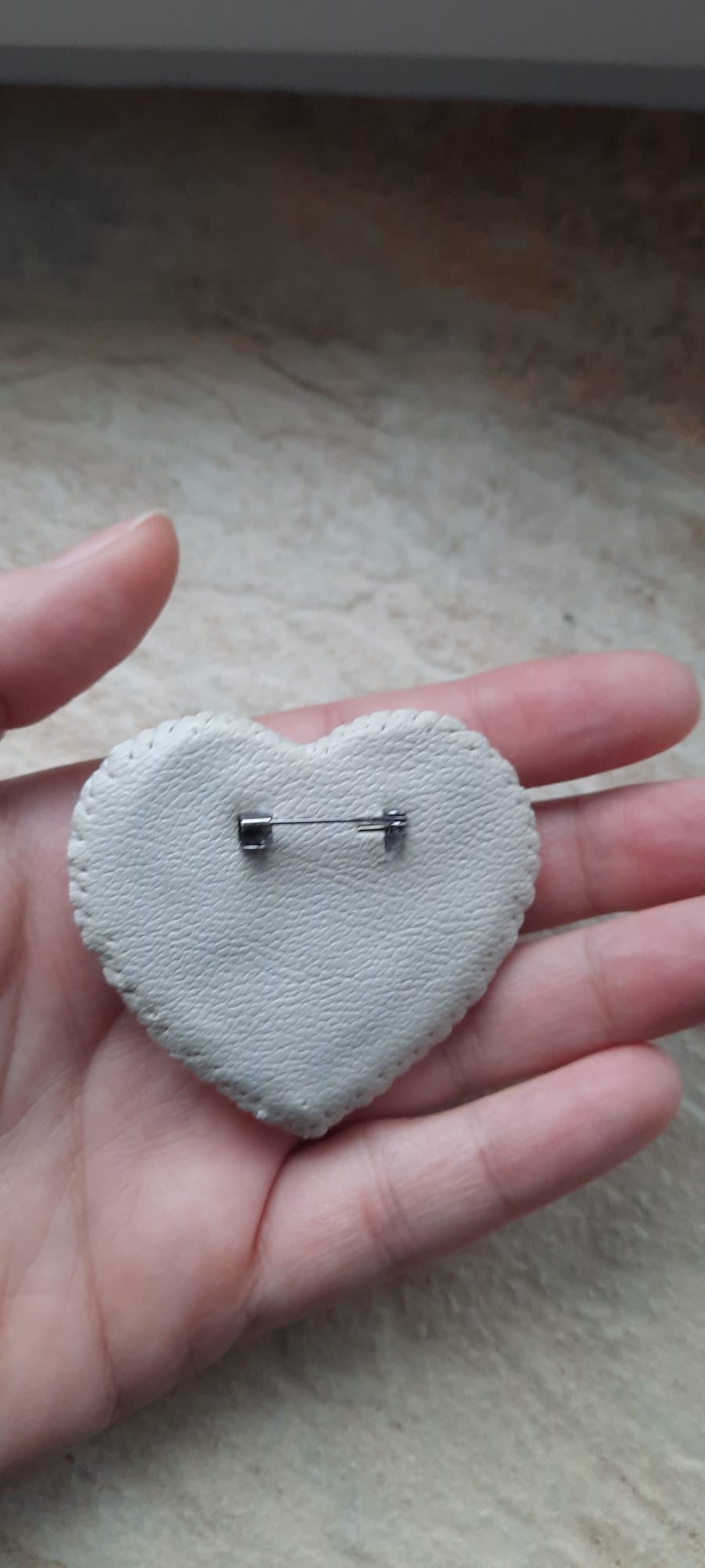 Broșă Inimă Alba Handmade � broderie manuală cu perle și cristale (5.5 cm) - bijuterii - broșe - Artynos.ro