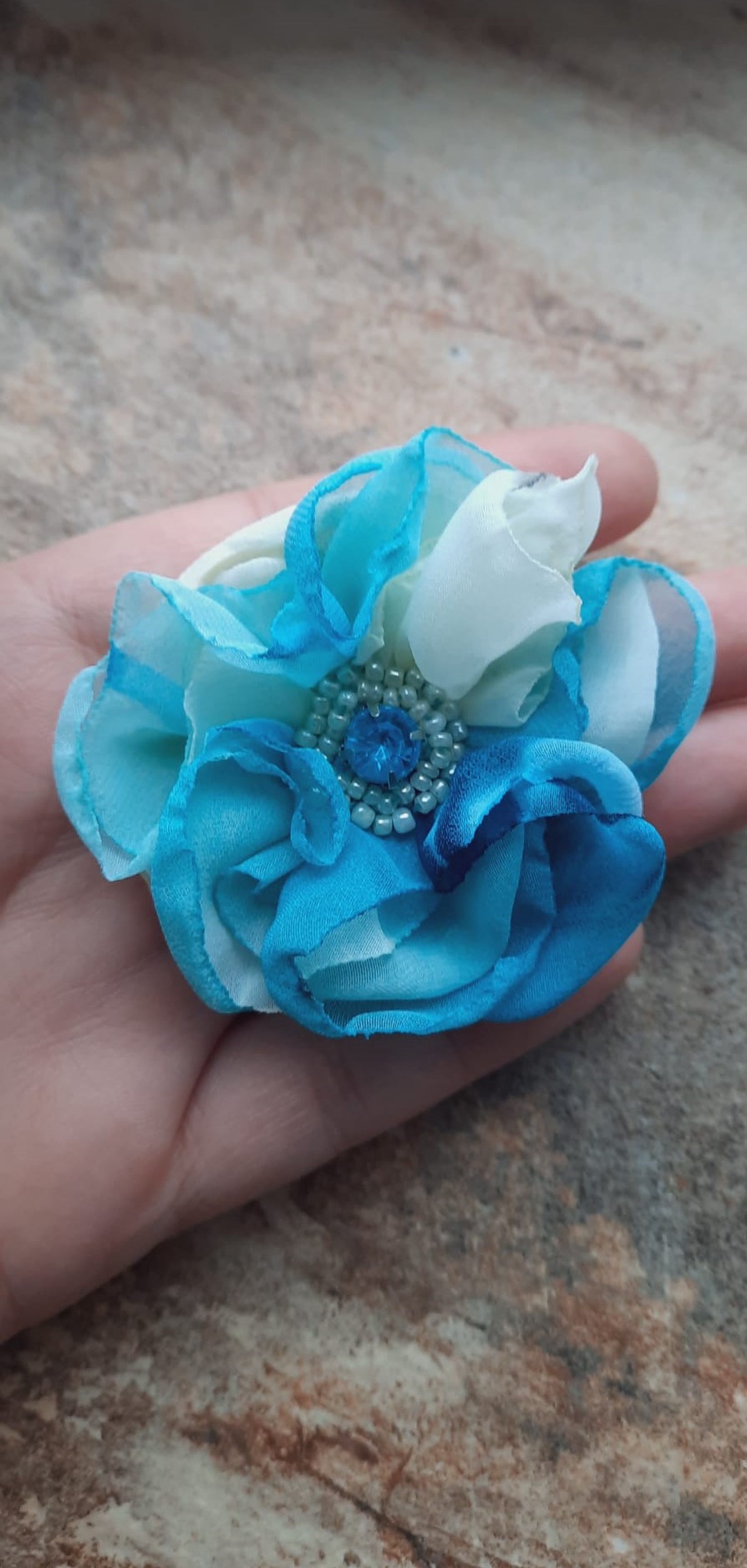 Broșă și agrafă de păr Blue Blossom � floare din voal cu cristal albastru - îmbrăcăminte și modă - accesorii păr - bandă de păr și agrafe păr - Artynos.ro