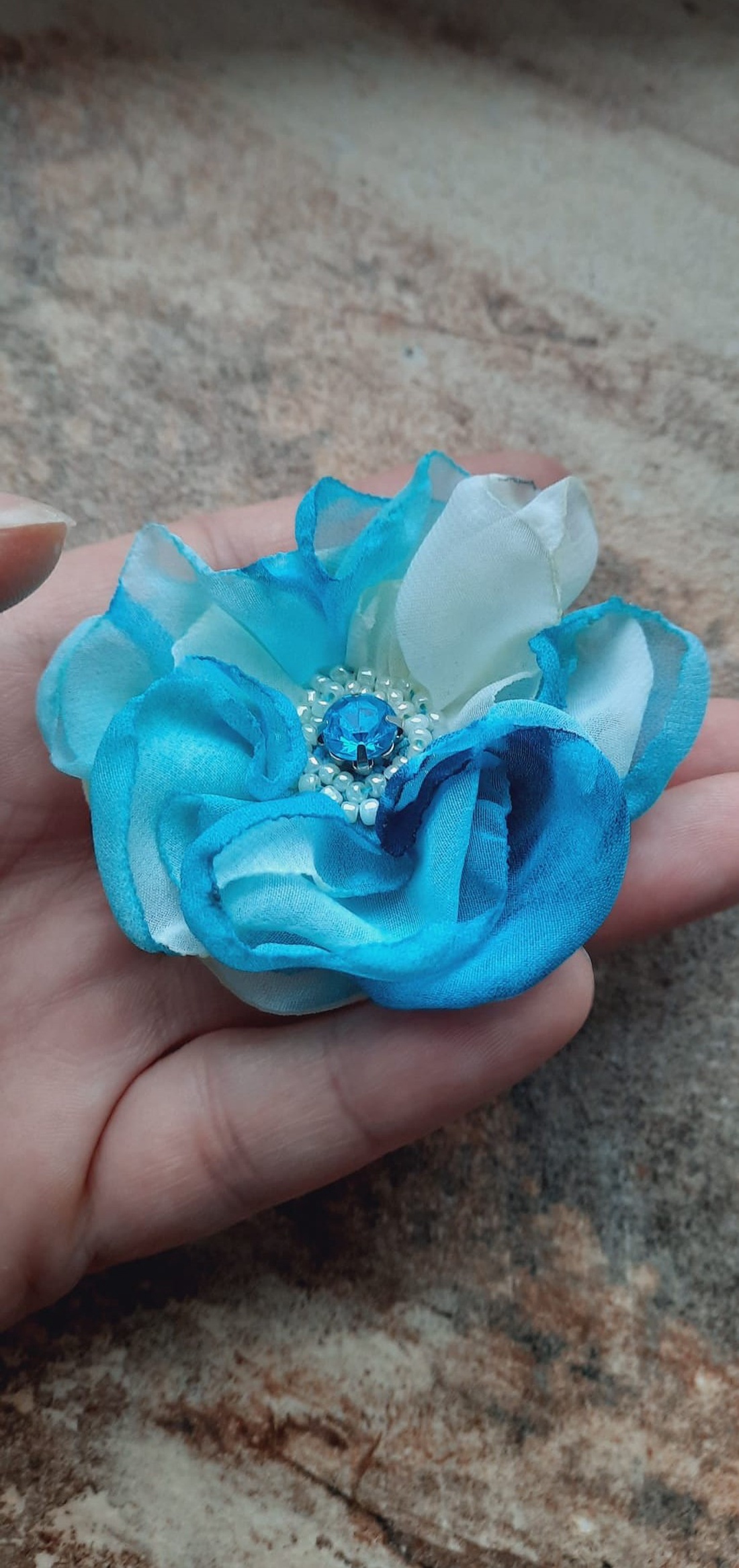 Broșă și agrafă de păr Blue Blossom � floare din voal cu cristal albastru - îmbrăcăminte și modă - accesorii păr - bandă de păr și agrafe păr - Artynos.ro