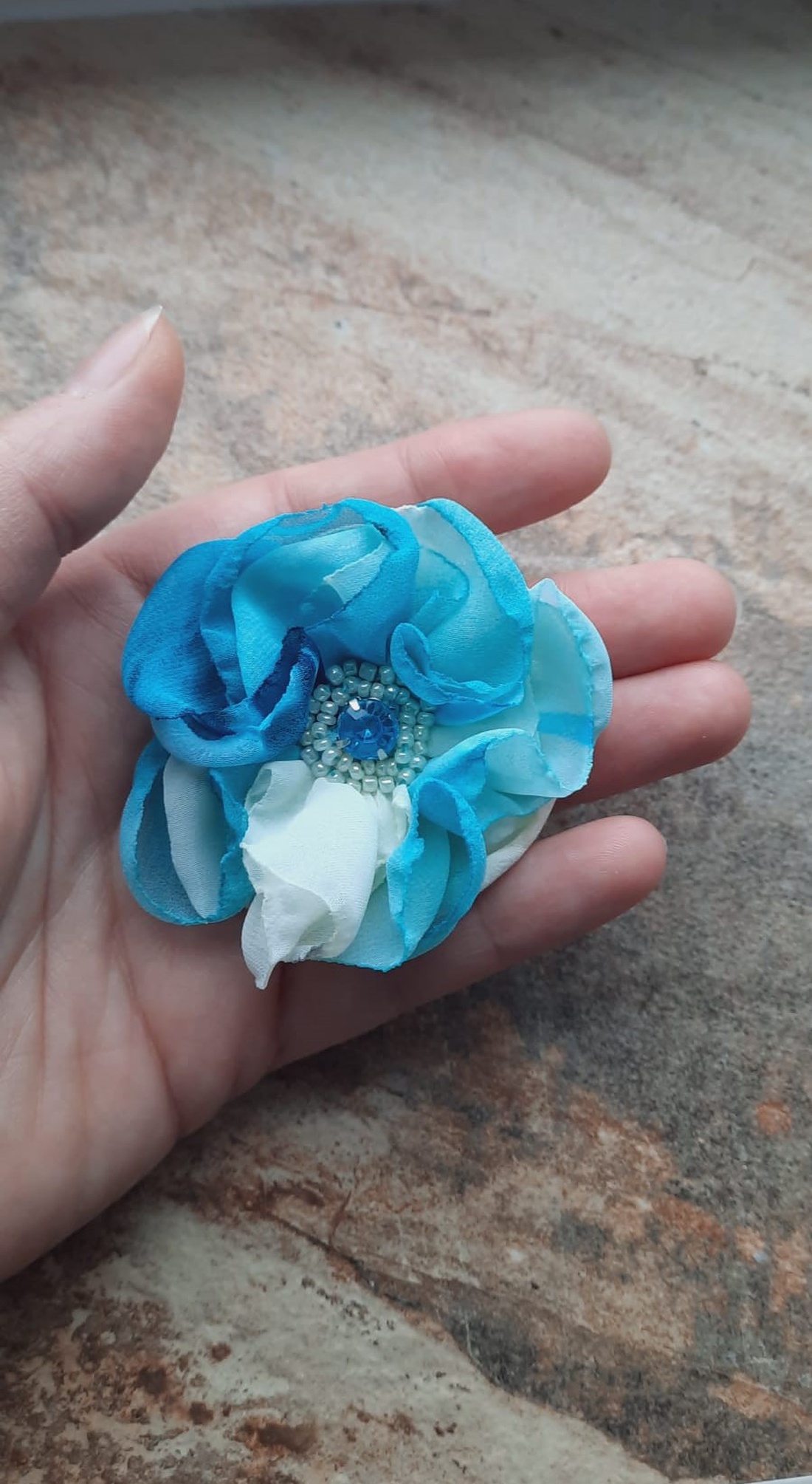 Broșă și agrafă de păr Blue Blossom � floare din voal cu cristal albastru - îmbrăcăminte și modă - accesorii păr - bandă de păr și agrafe păr - Artynos.ro