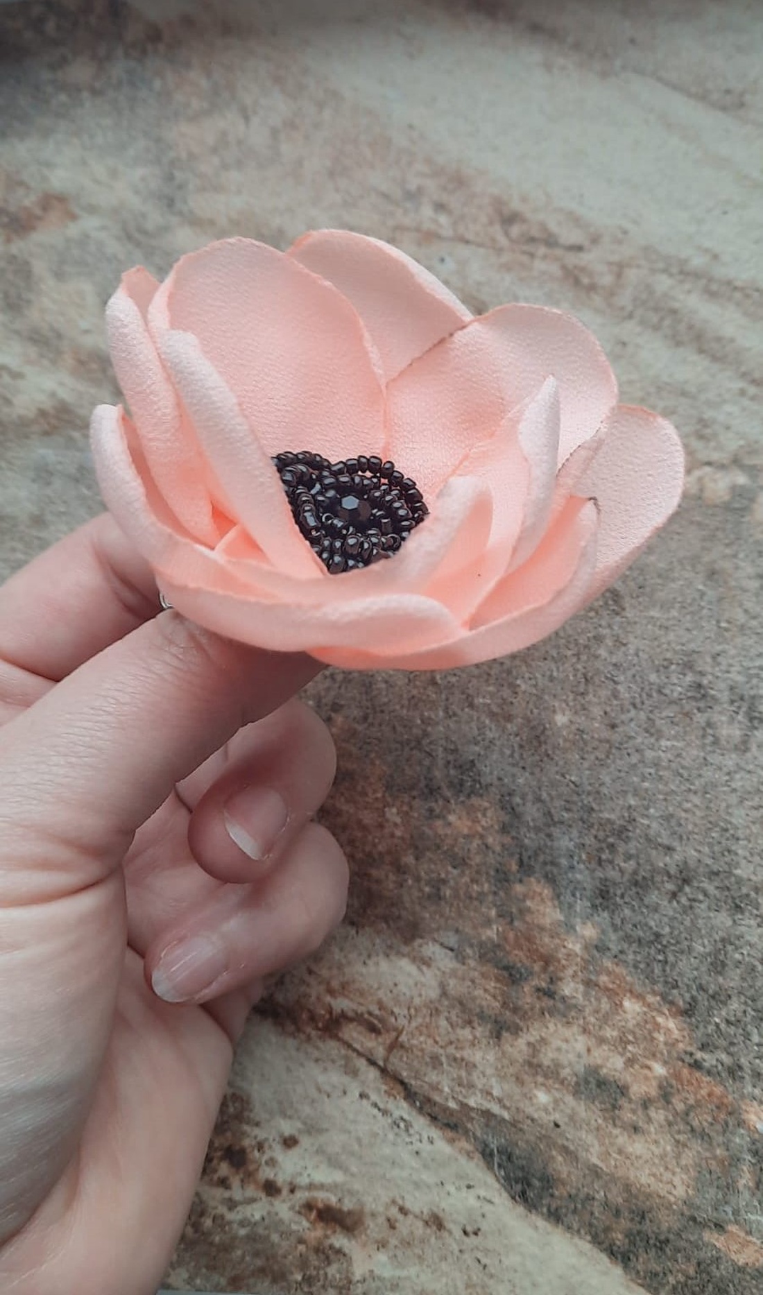 Broșă și agrafă Peach and Black � floare handmade din voal cu centru de mărgele negre - îmbrăcăminte și modă - accesorii păr - bandă de păr și agrafe păr - Artynos.ro