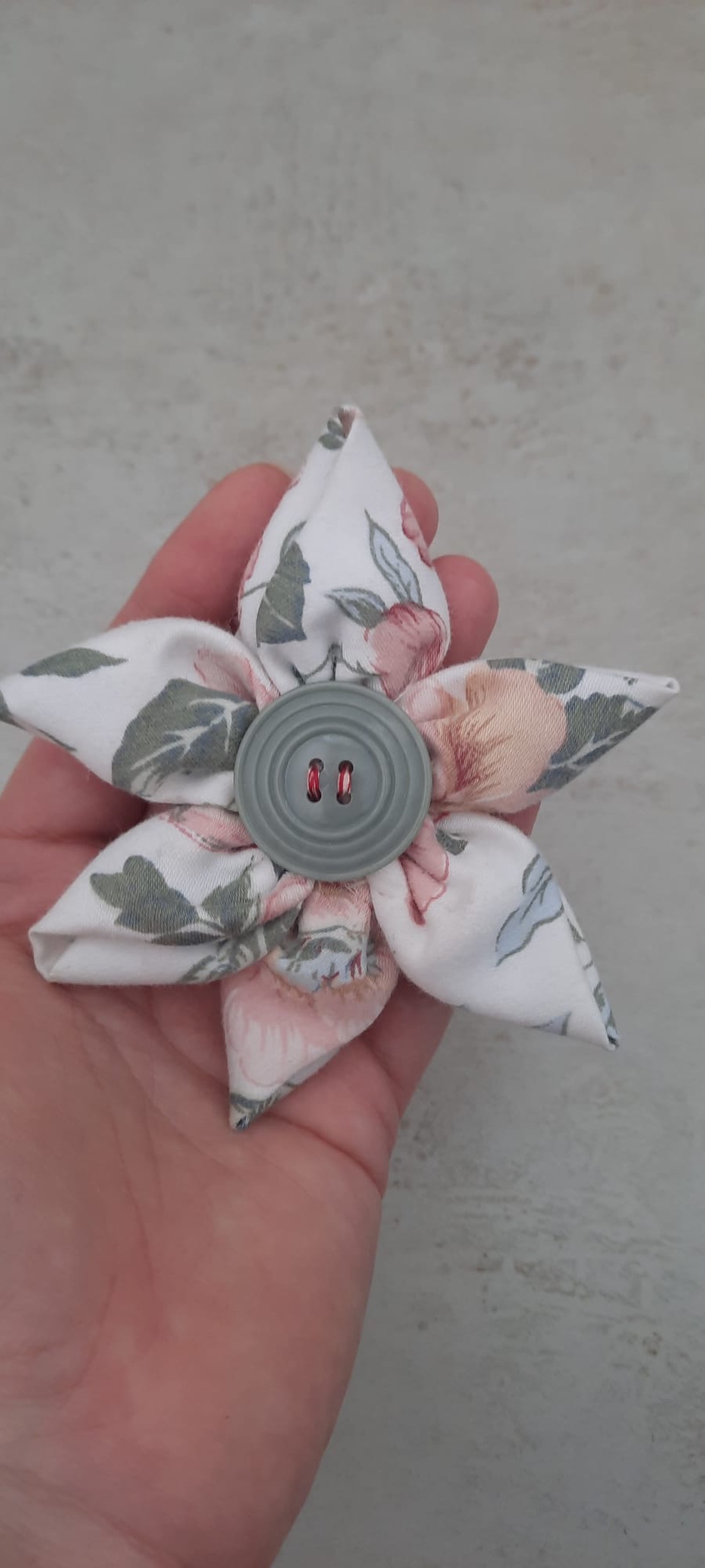 Broșă Floare Textilă Handmade, Agrafă Păr Stil Vintage cu Imprimeu Floral - bijuterii - broșe - Artynos.ro