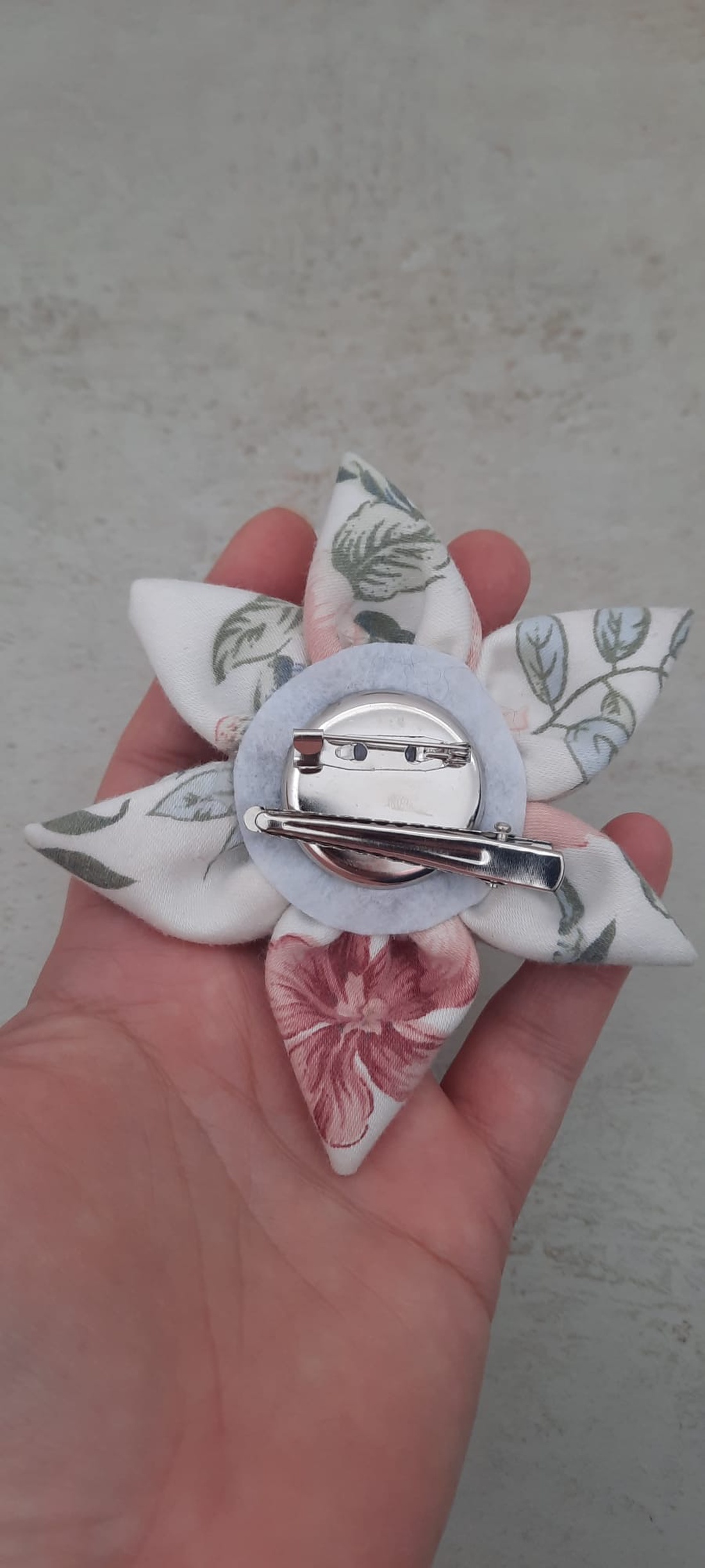 Broșă Floare Textilă Handmade, Agrafă Păr Stil Vintage cu Imprimeu Floral - bijuterii - broșe - Artynos.ro