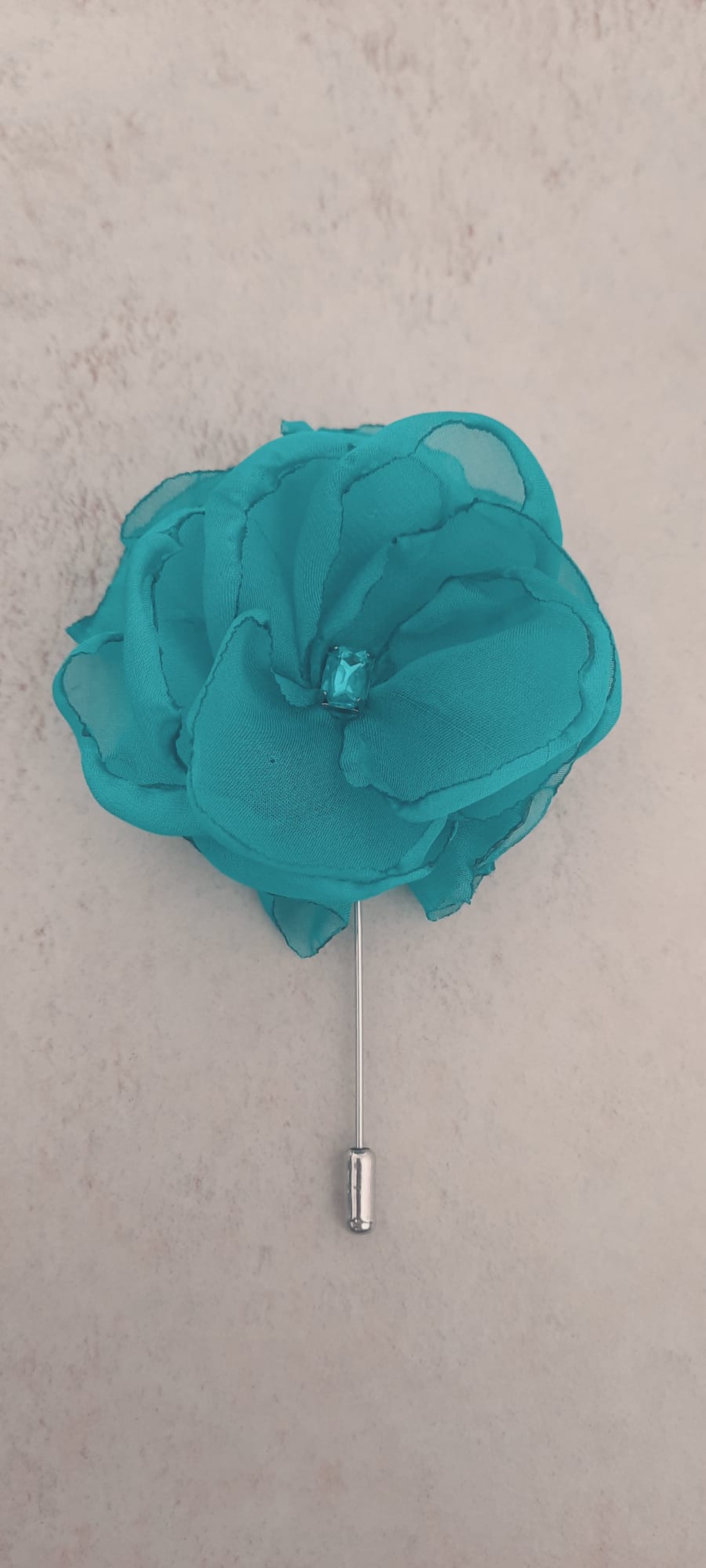 Broșă Floare Handmade din Voal Turcoaz cu Cristal Albastru � Accesoriu Elegant pentru Sacou sau Rochie - bijuterii - broșe - Artynos.ro
