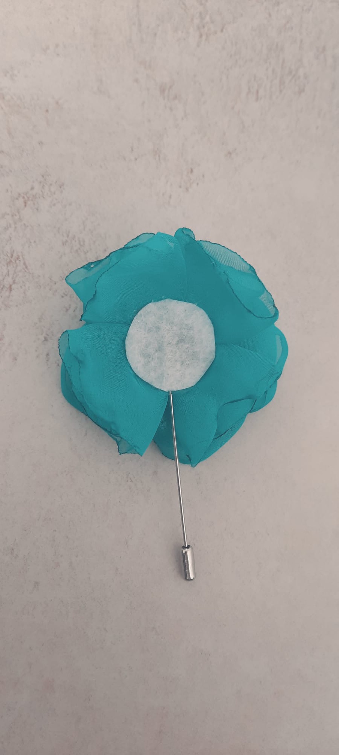 Broșă Floare Handmade din Voal Turcoaz cu Cristal Albastru � Accesoriu Elegant pentru Sacou sau Rochie - bijuterii - broșe - Artynos.ro