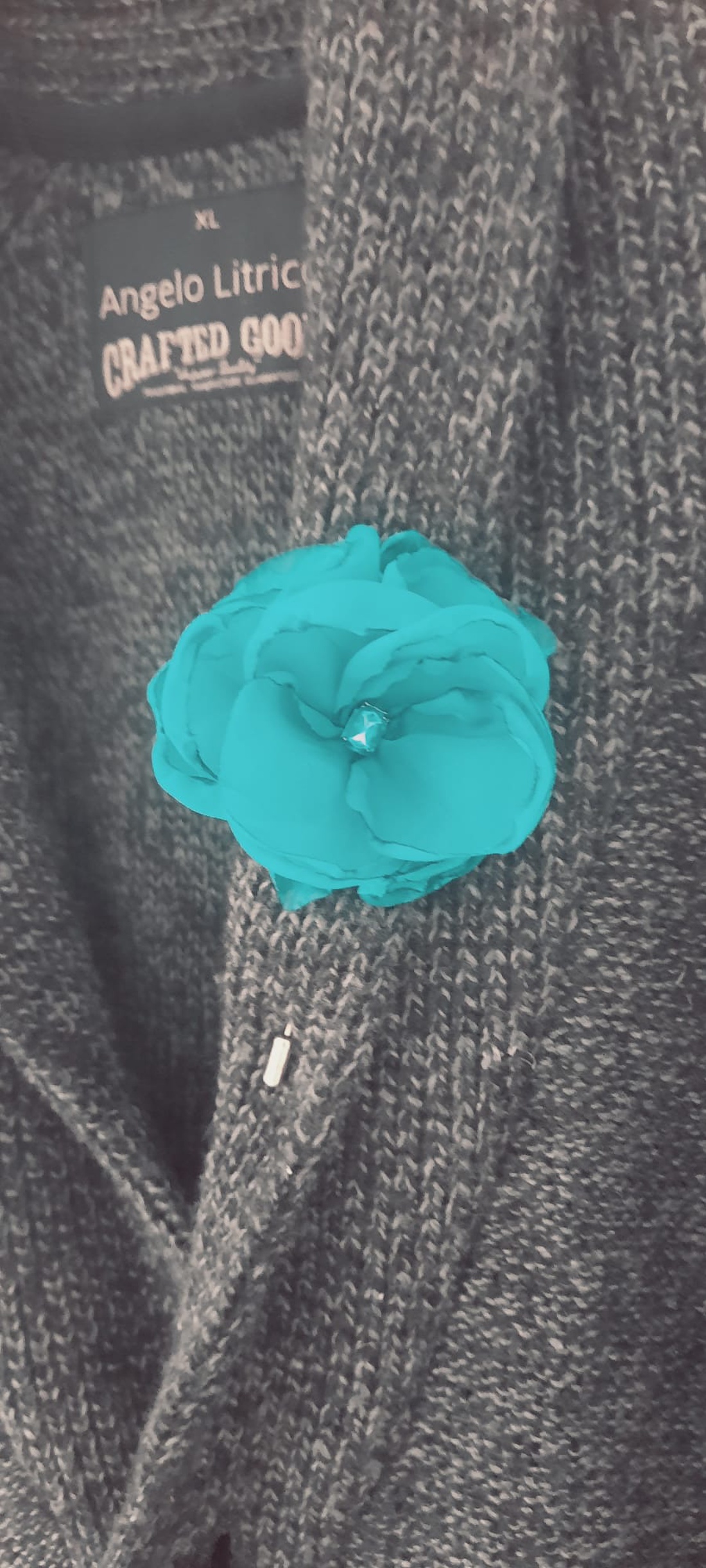 Broșă Floare Handmade din Voal Turcoaz cu Cristal Albastru � Accesoriu Elegant pentru Sacou sau Rochie - bijuterii - broșe - Artynos.ro