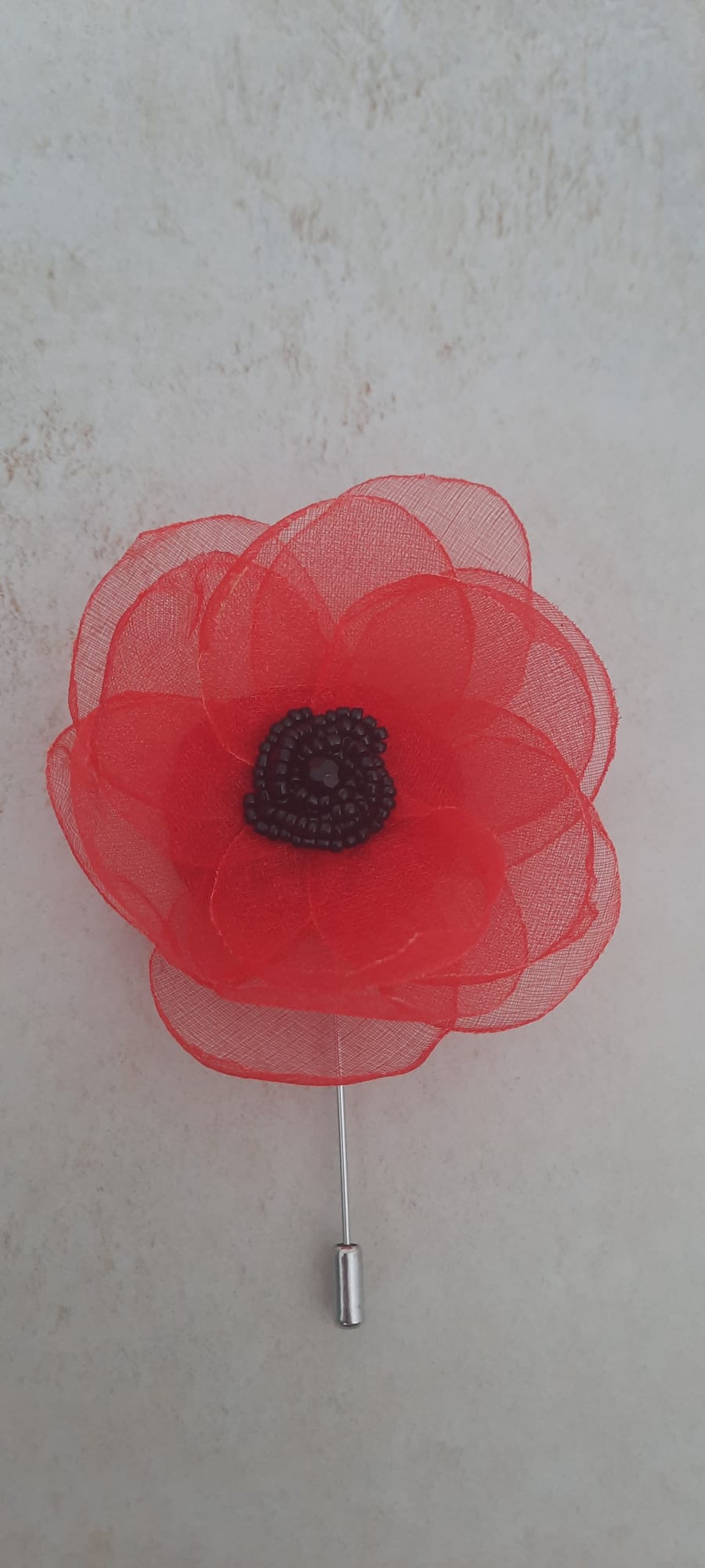 Broșă Floare Handmade din Organza Roșie cu Cristale Negre � Accesoriu Elegant Stil Mac - bijuterii - broșe - Artynos.ro