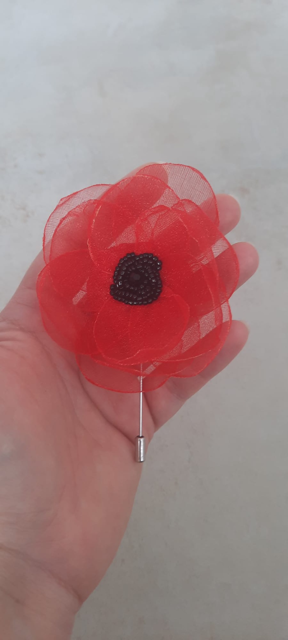 Broșă Floare Handmade din Organza Roșie cu Cristale Negre � Accesoriu Elegant Stil Mac - bijuterii - broșe - Artynos.ro