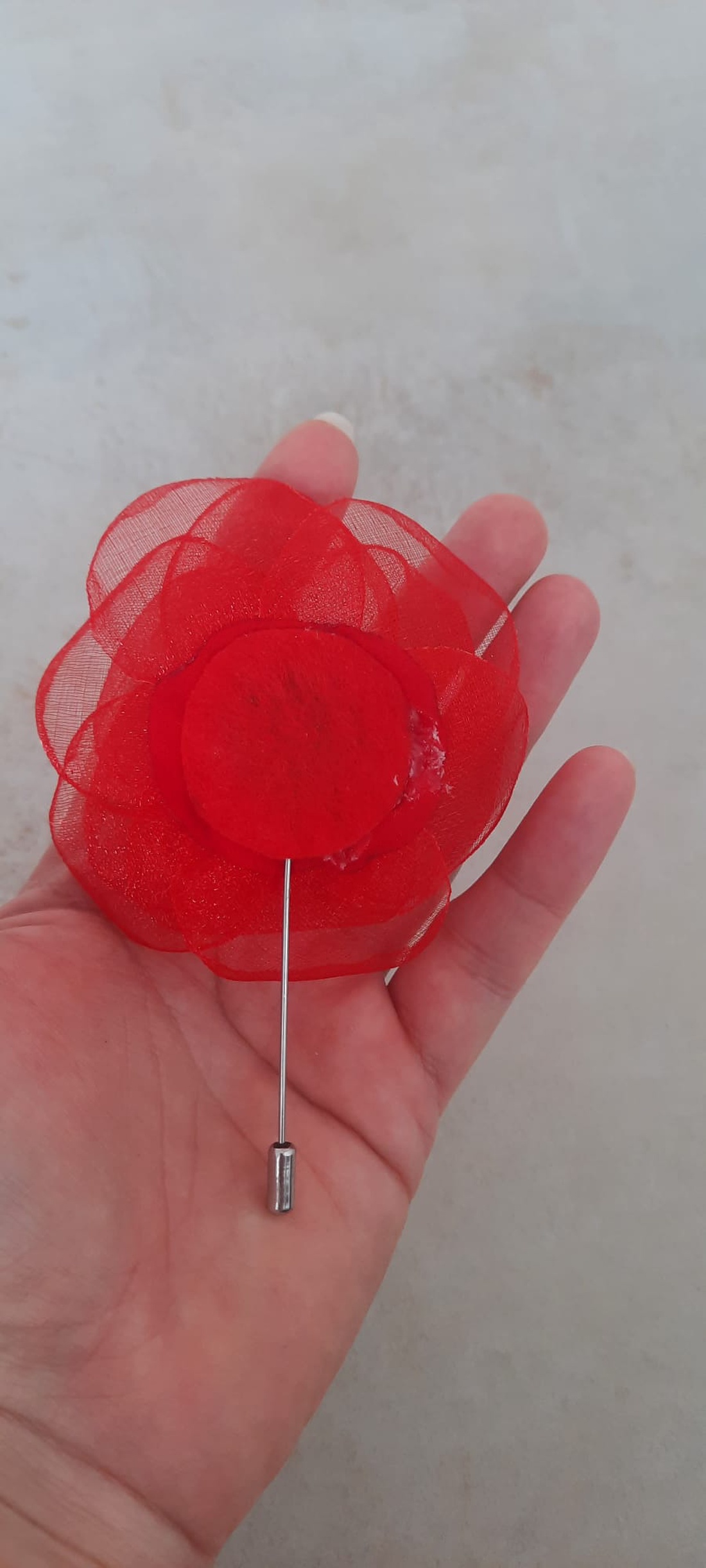 Broșă Floare Handmade din Organza Roșie cu Cristale Negre � Accesoriu Elegant Stil Mac - bijuterii - broșe - Artynos.ro