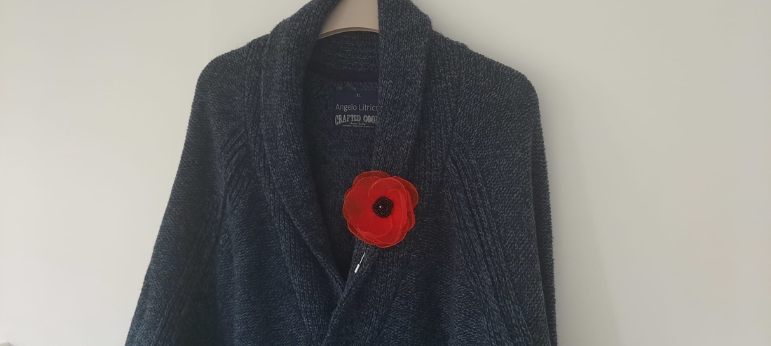 Broșă Floare Handmade din Organza Roșie cu Cristale Negre � Accesoriu Elegant Stil Mac - bijuterii - broșe - Artynos.ro