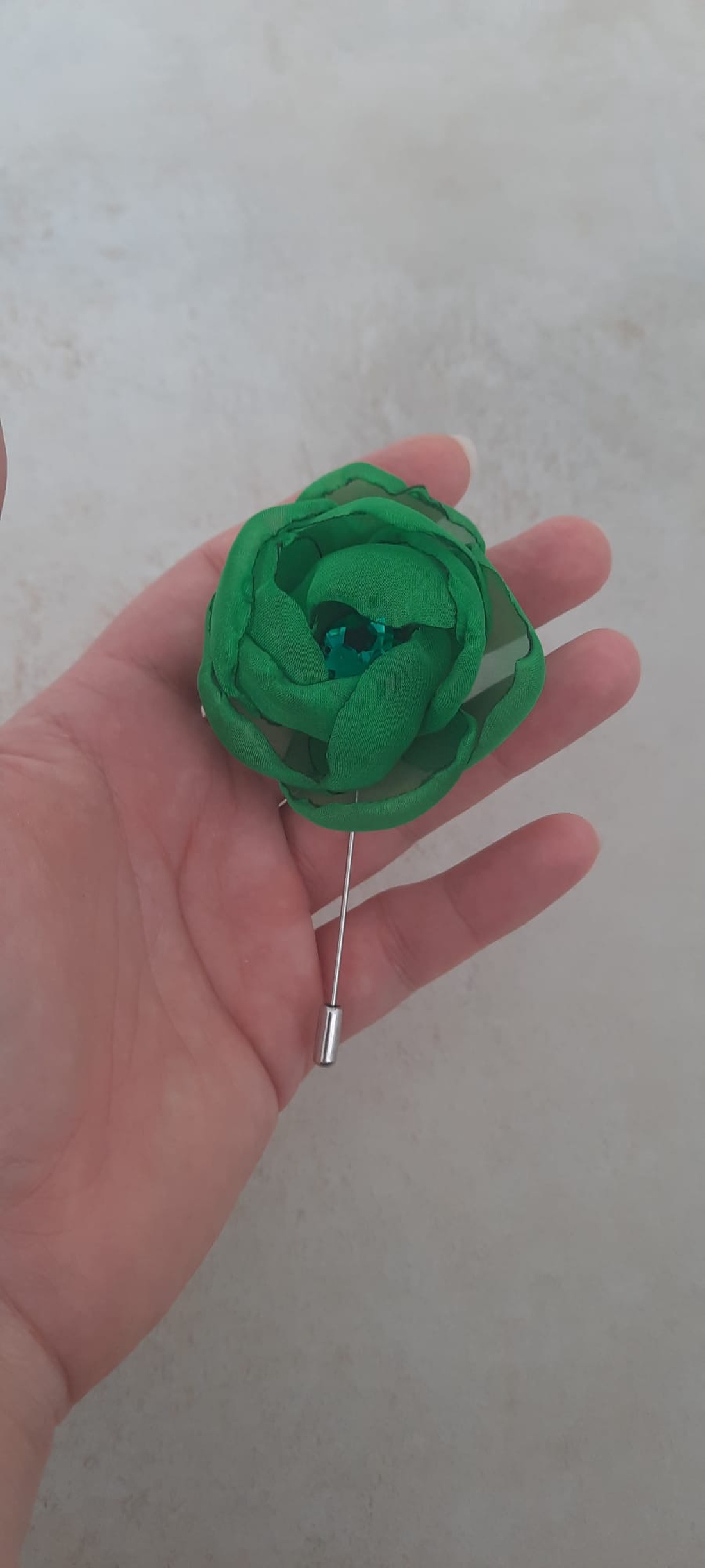 Broșă Floare Handmade din Voal Verde cu Cristal Central � Accesoriu Elegant de Primăvară - bijuterii - broșe - Artynos.ro