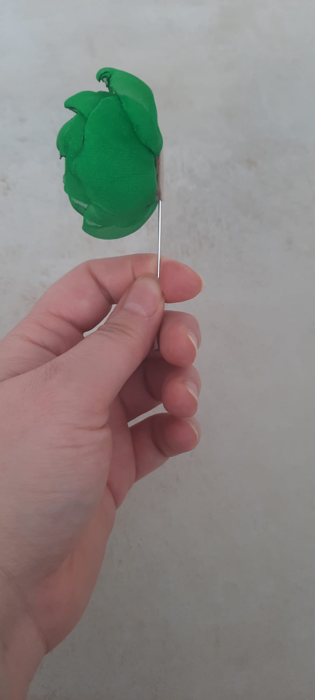 Broșă Floare Handmade din Voal Verde cu Cristal Central � Accesoriu Elegant de Primăvară - bijuterii - broșe - Artynos.ro