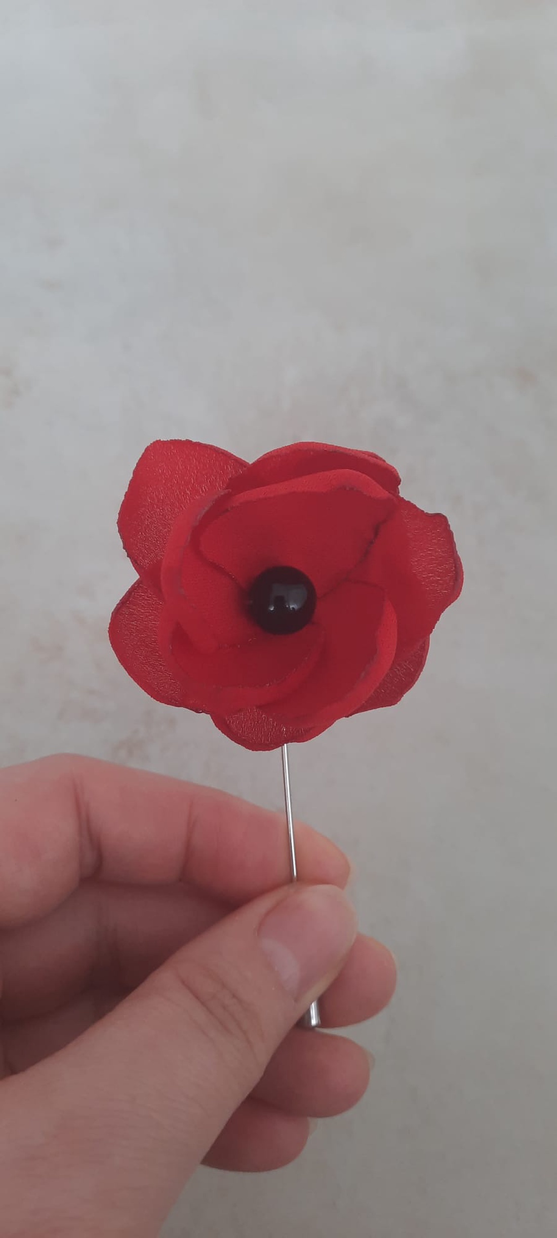 Mini-Broșă Floare Handmade din Voal Roșu cu Perlă Neagră � Accesoriu Minimalist și Elegant - bijuterii - broșe - Artynos.ro