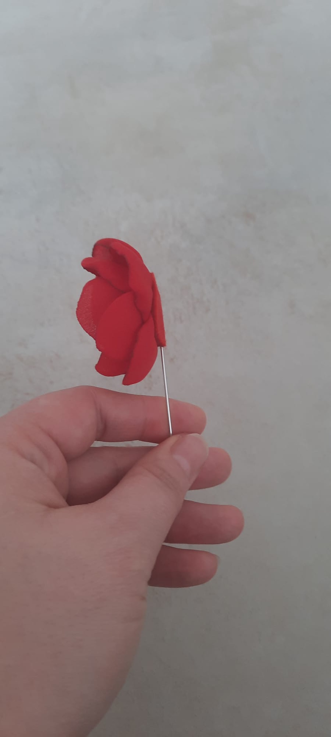 Mini-Broșă Floare Handmade din Voal Roșu cu Perlă Neagră � Accesoriu Minimalist și Elegant - bijuterii - broșe - Artynos.ro