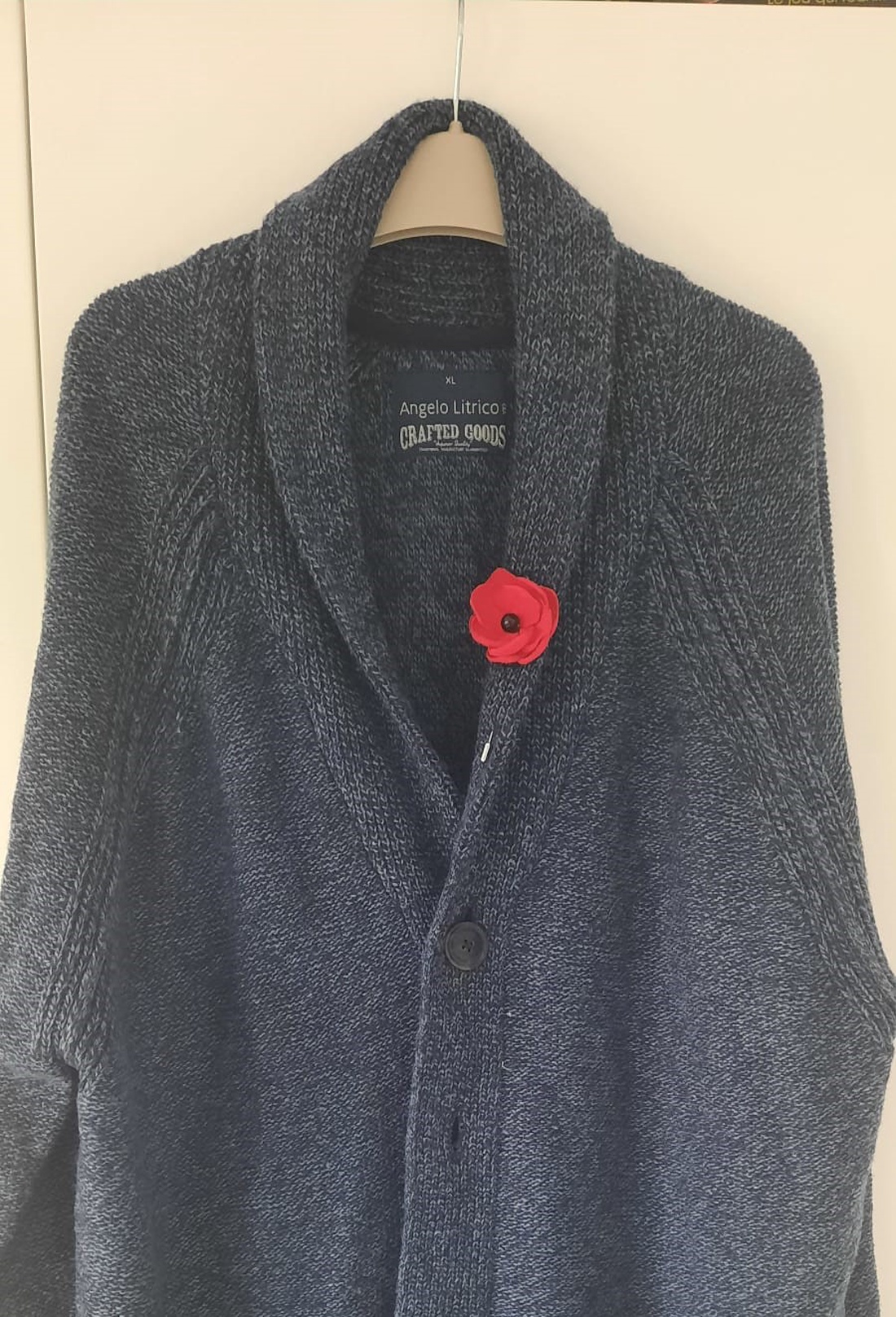 Mini-Broșă Floare Handmade din Voal Roșu cu Perlă Neagră � Accesoriu Minimalist și Elegant - bijuterii - broșe - Artynos.ro