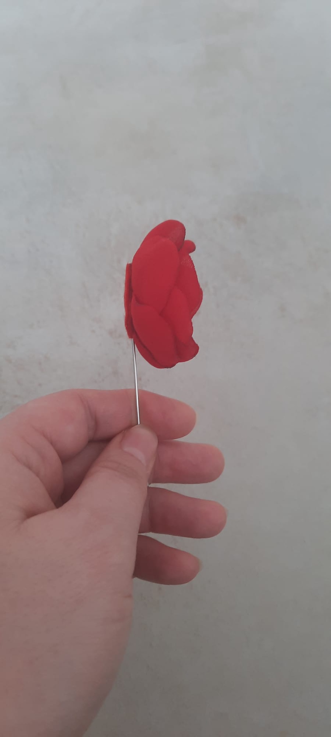 Mini-Broșă Floare Handmade din Voal Roșu cu Perlă Neagră � Accesoriu Minimalist și Elegant - bijuterii - broșe - Artynos.ro