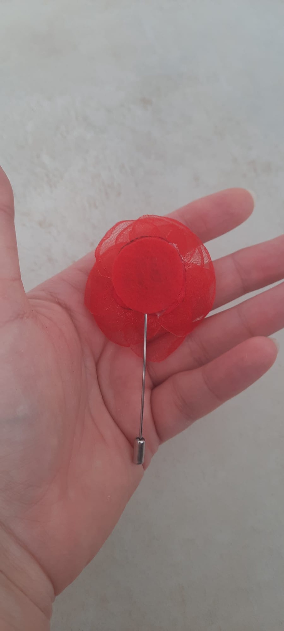 Mini-Broșă Floare Handmade din Organza Roșie cu Cristal Strălucitor � Accesoriu Fin și Delicat - bijuterii - broșe - Artynos.ro