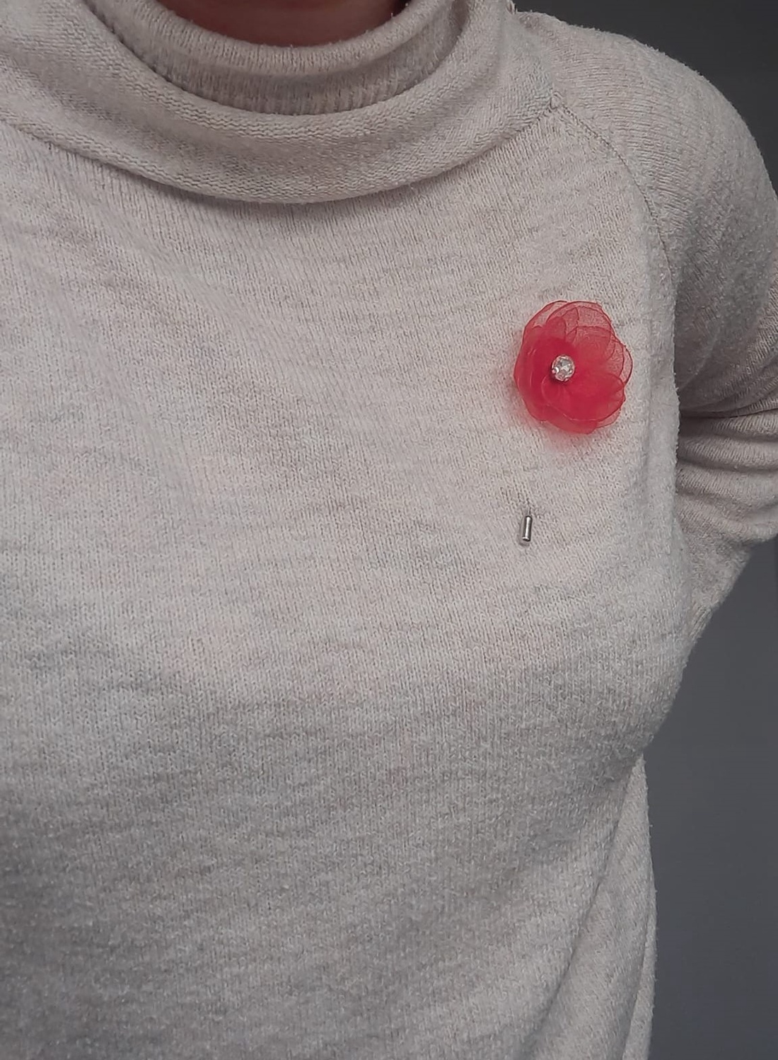 Mini-Broșă Floare Handmade din Organza Roșie cu Cristal Strălucitor � Accesoriu Fin și Delicat - bijuterii - broșe - Artynos.ro