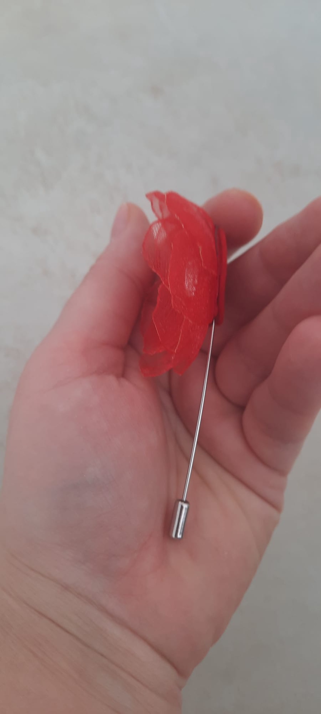 Mini-Broșă Floare Handmade din Organza Roșie cu Cristal Strălucitor � Accesoriu Fin și Delicat - bijuterii - broșe - Artynos.ro