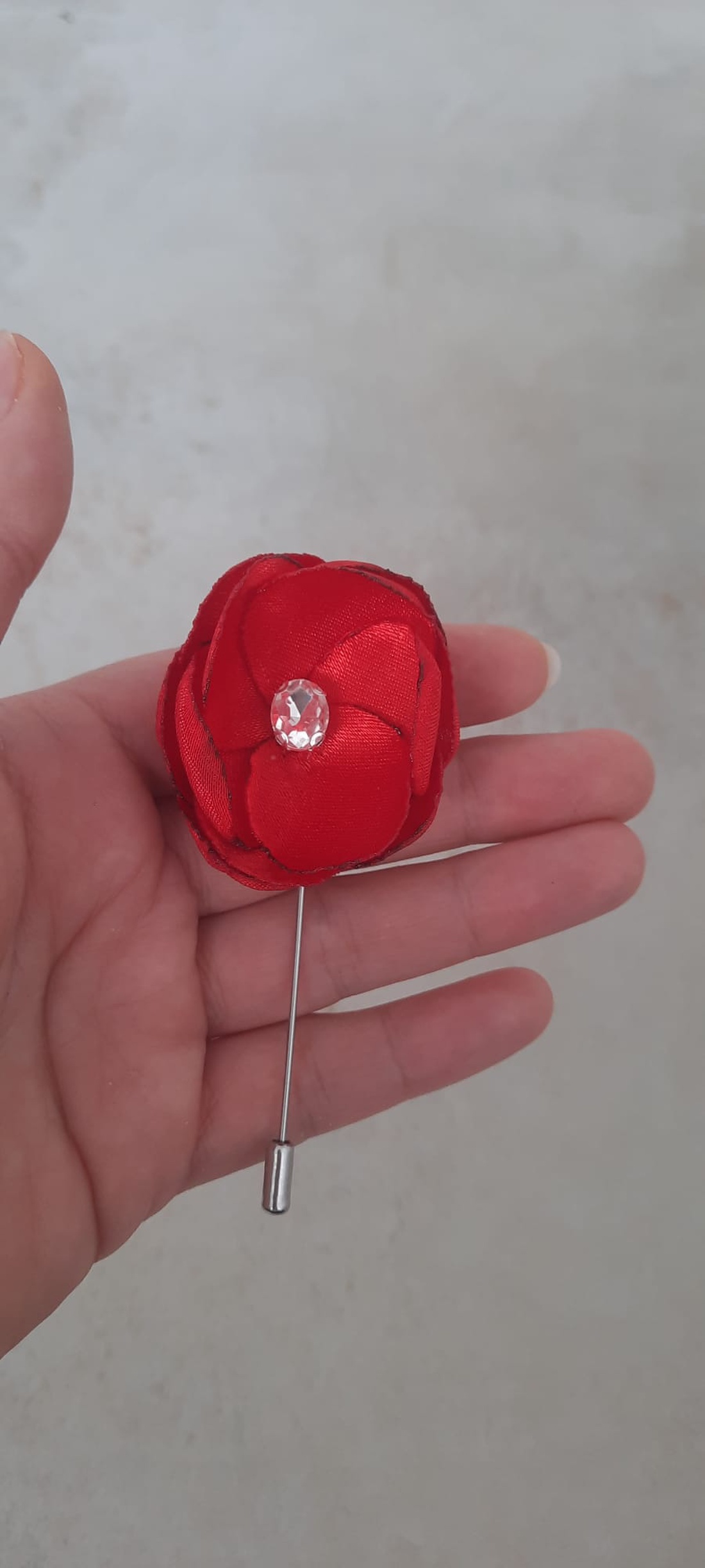 Mini-Broșă de Lux din Saten Roșu cu Cristal Fațetat � Accesoriu Handmade Elegant, 3-4 cm - bijuterii - broșe - Artynos.ro