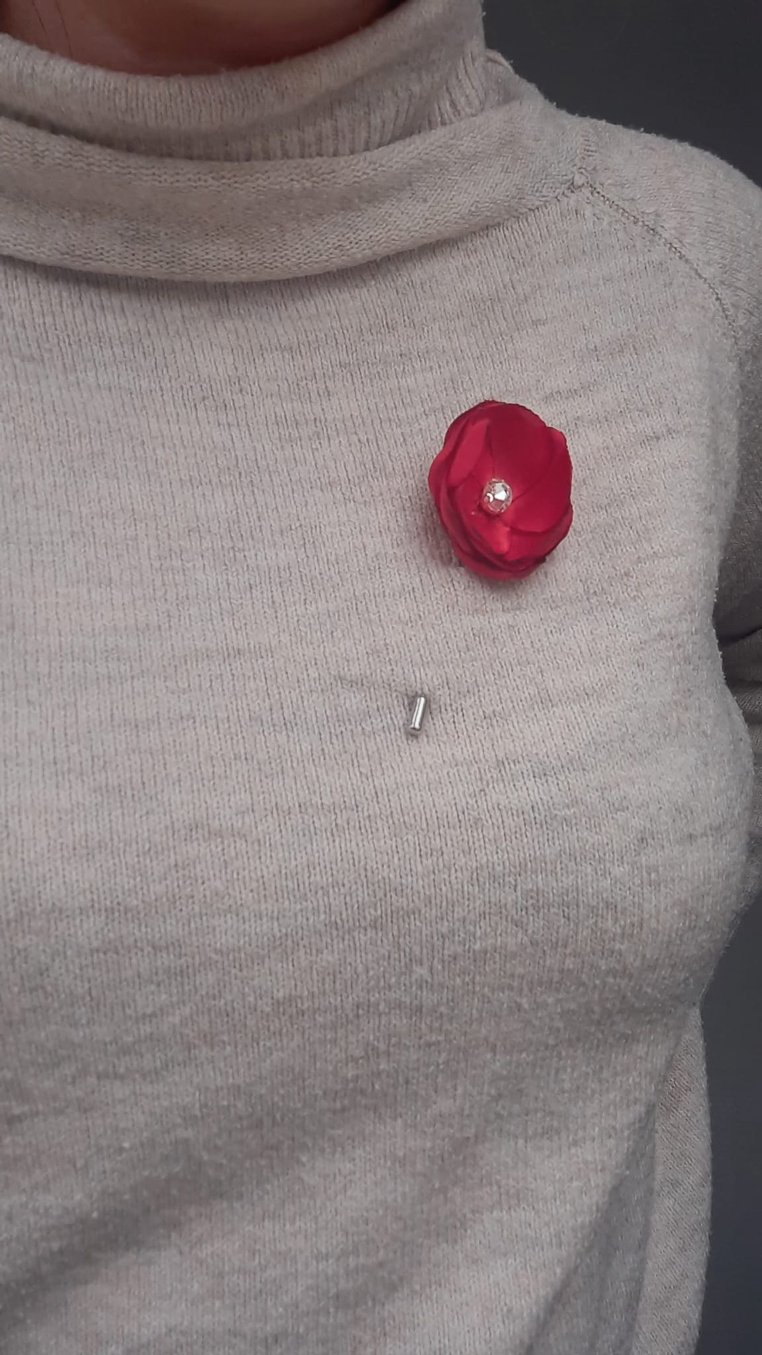 Mini-Broșă de Lux din Saten Roșu cu Cristal Fațetat � Accesoriu Handmade Elegant, 3-4 cm - bijuterii - broșe - Artynos.ro