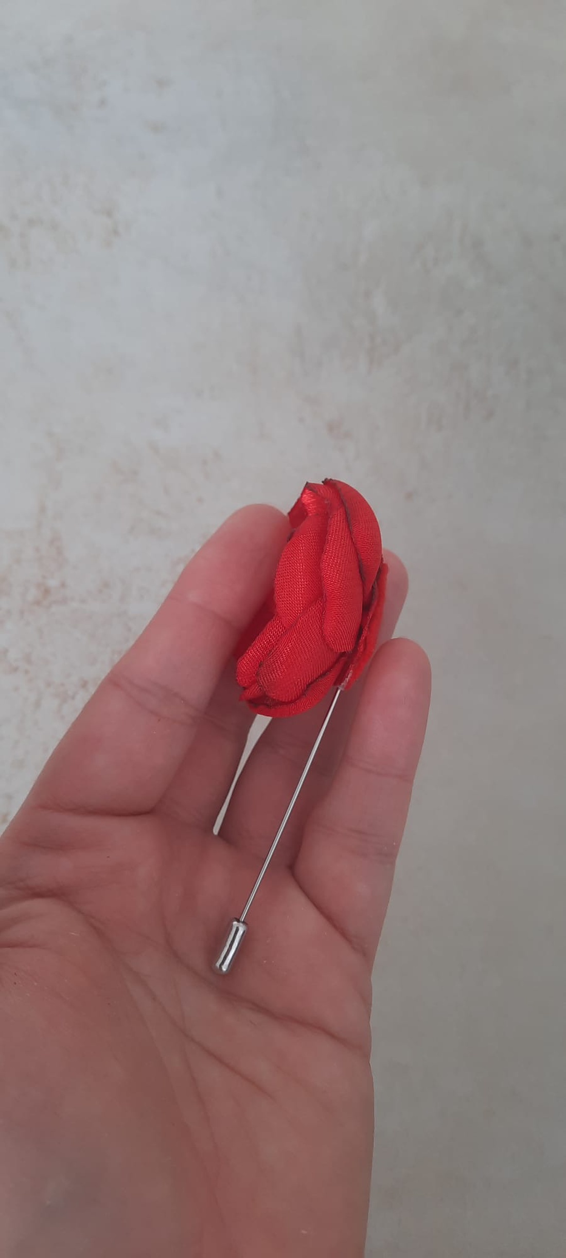 Mini-Broșă de Lux din Saten Roșu cu Cristal Fațetat � Accesoriu Handmade Elegant, 3-4 cm - bijuterii - broșe - Artynos.ro