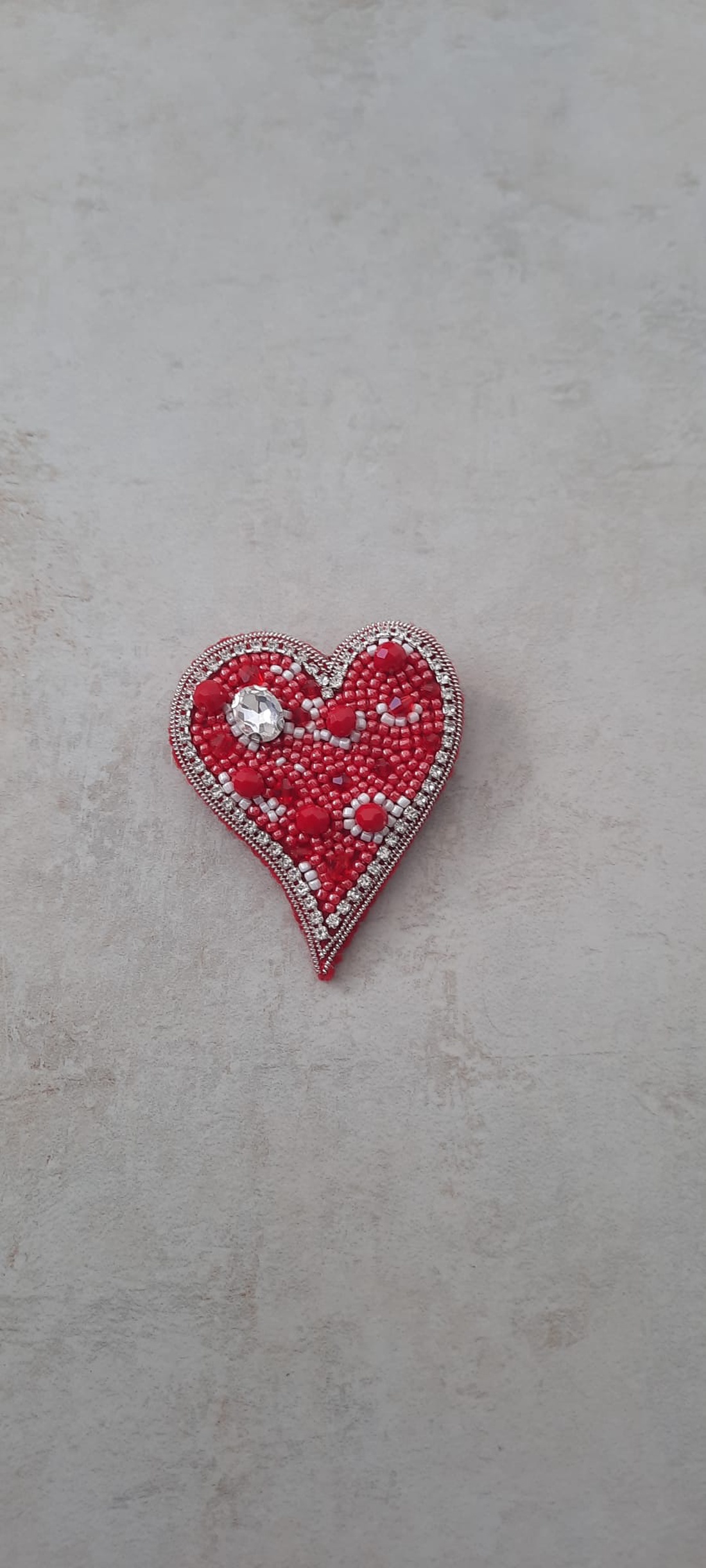 Broșă Inimă Brodată Manual Scarlet Love  - bijuterii - broșe - Artynos.ro