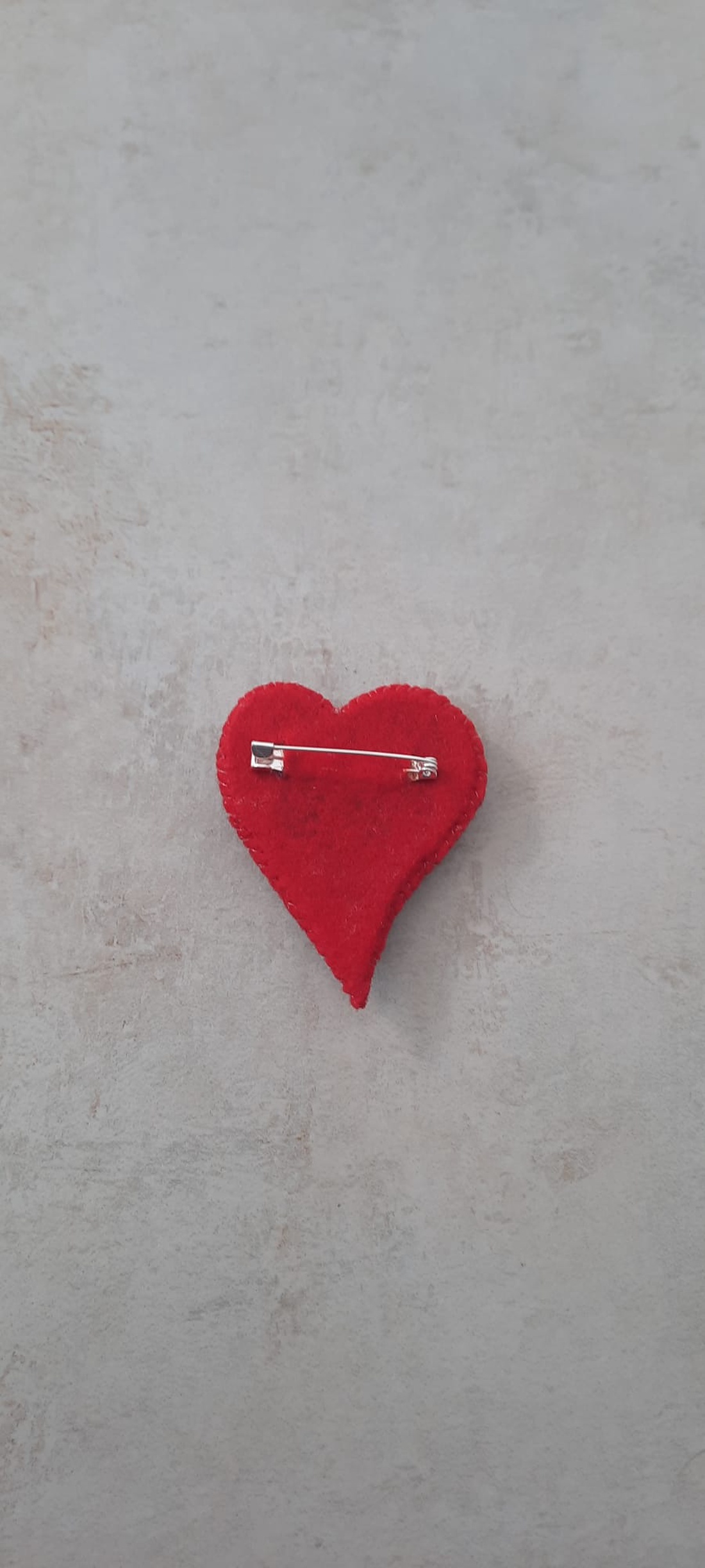 Broșă Inimă Brodată Manual Scarlet Love  - bijuterii - broșe - Artynos.ro