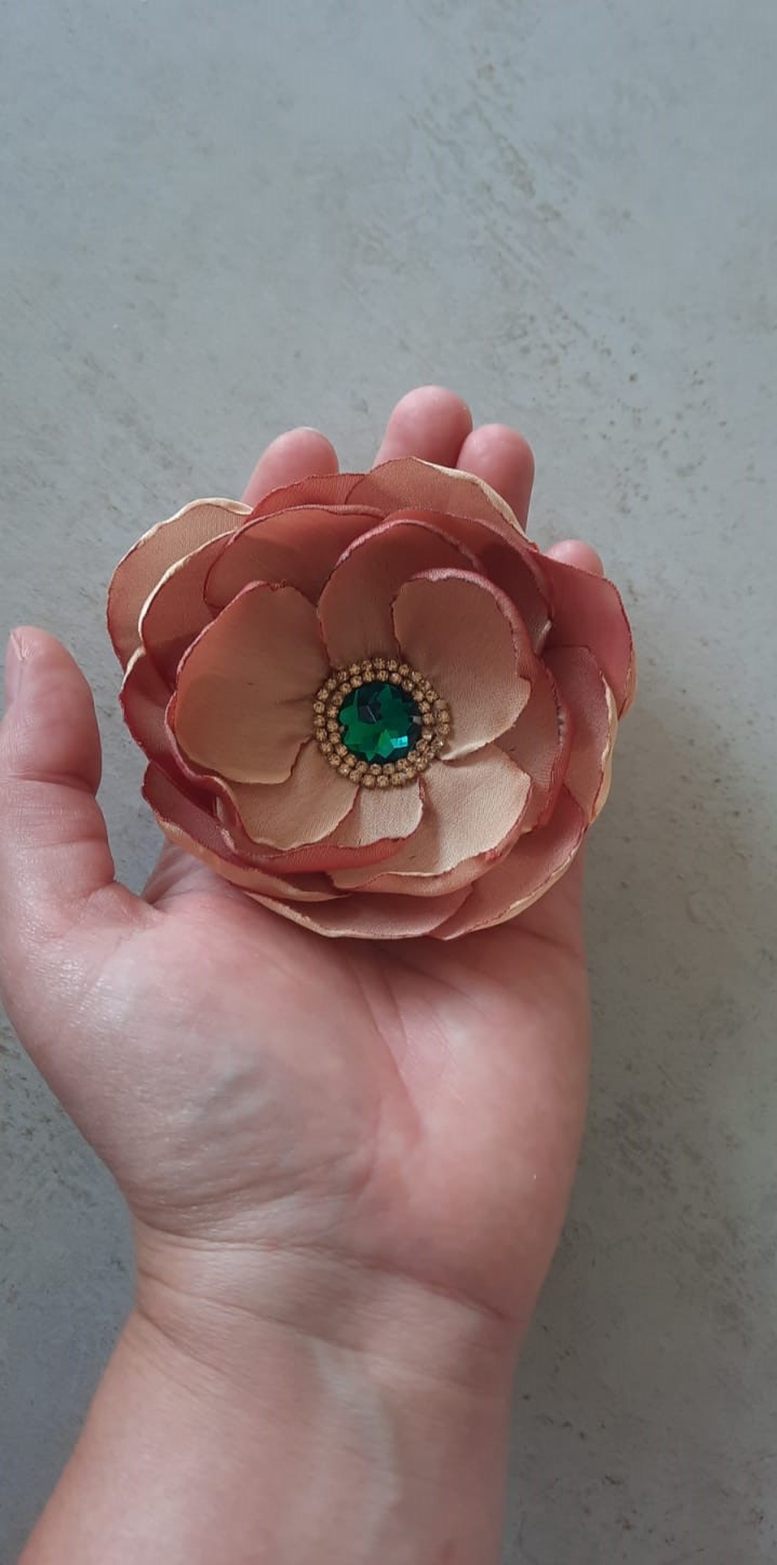 Broșă/agrafă Reddish Terracotta cu Cristal Smarald - bijuterii - broșe - Artynos.ro