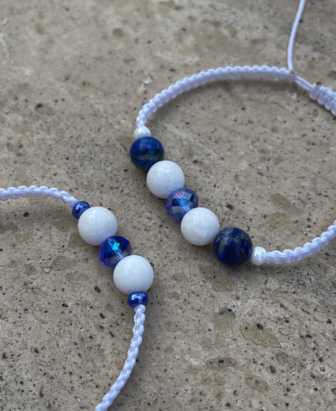 Set de brățări minerale Lapis Lazuli și jad alb - - Artynos.ro Set de brățări minerale Lapis Lazuli și jad alb - - Artynos.ro