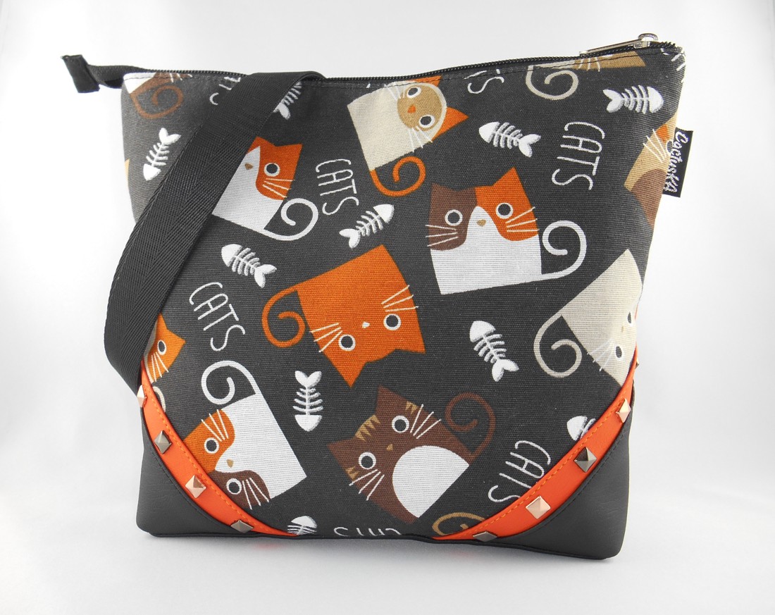 Side sac cu pisoi pe fundal negru - - Artynos.ro Side sac cu pisoi pe fundal negru - - Artynos.ro
