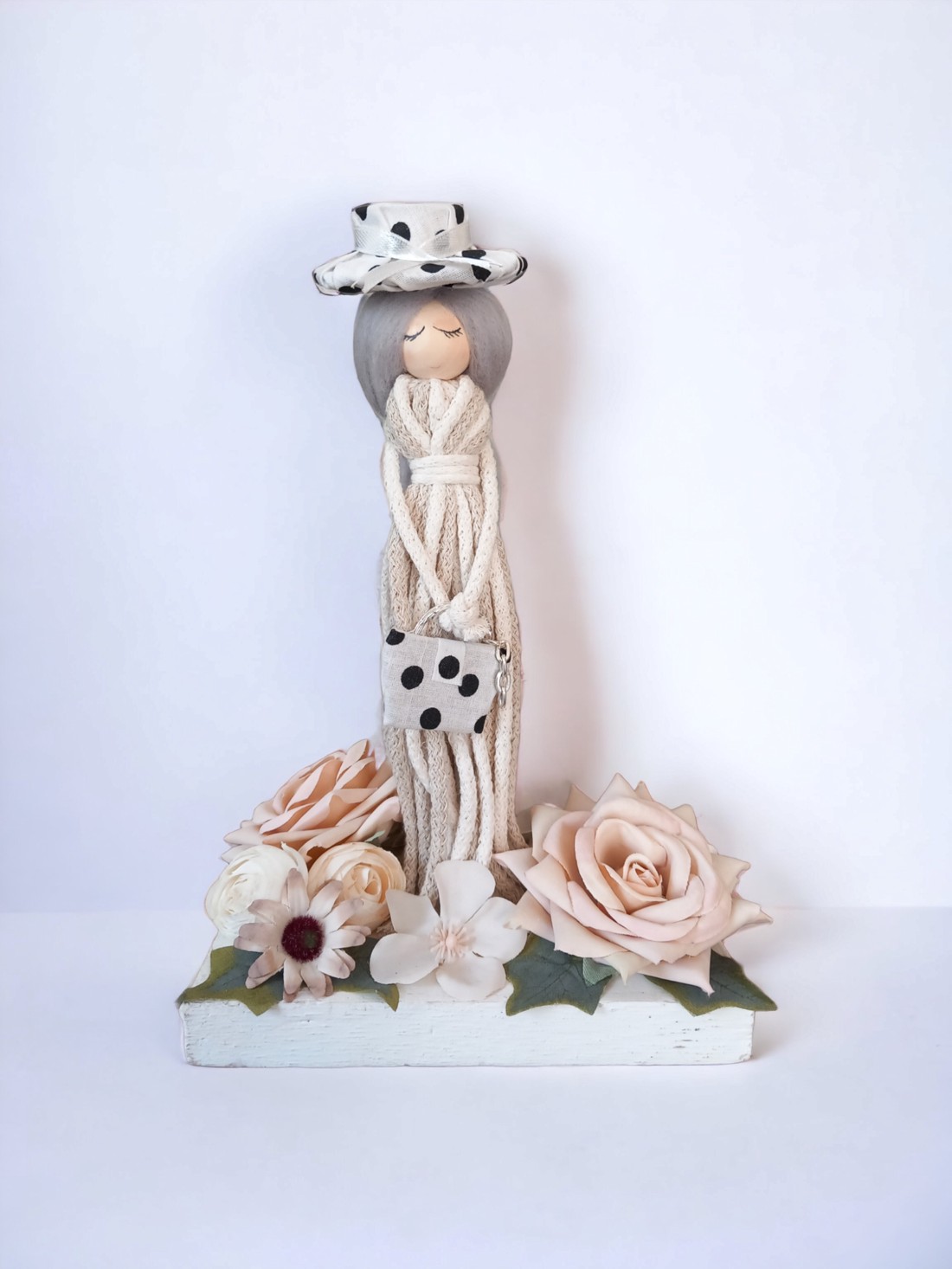 Fată cu pălărie cu flori decor de masă -  - Artynos.ro