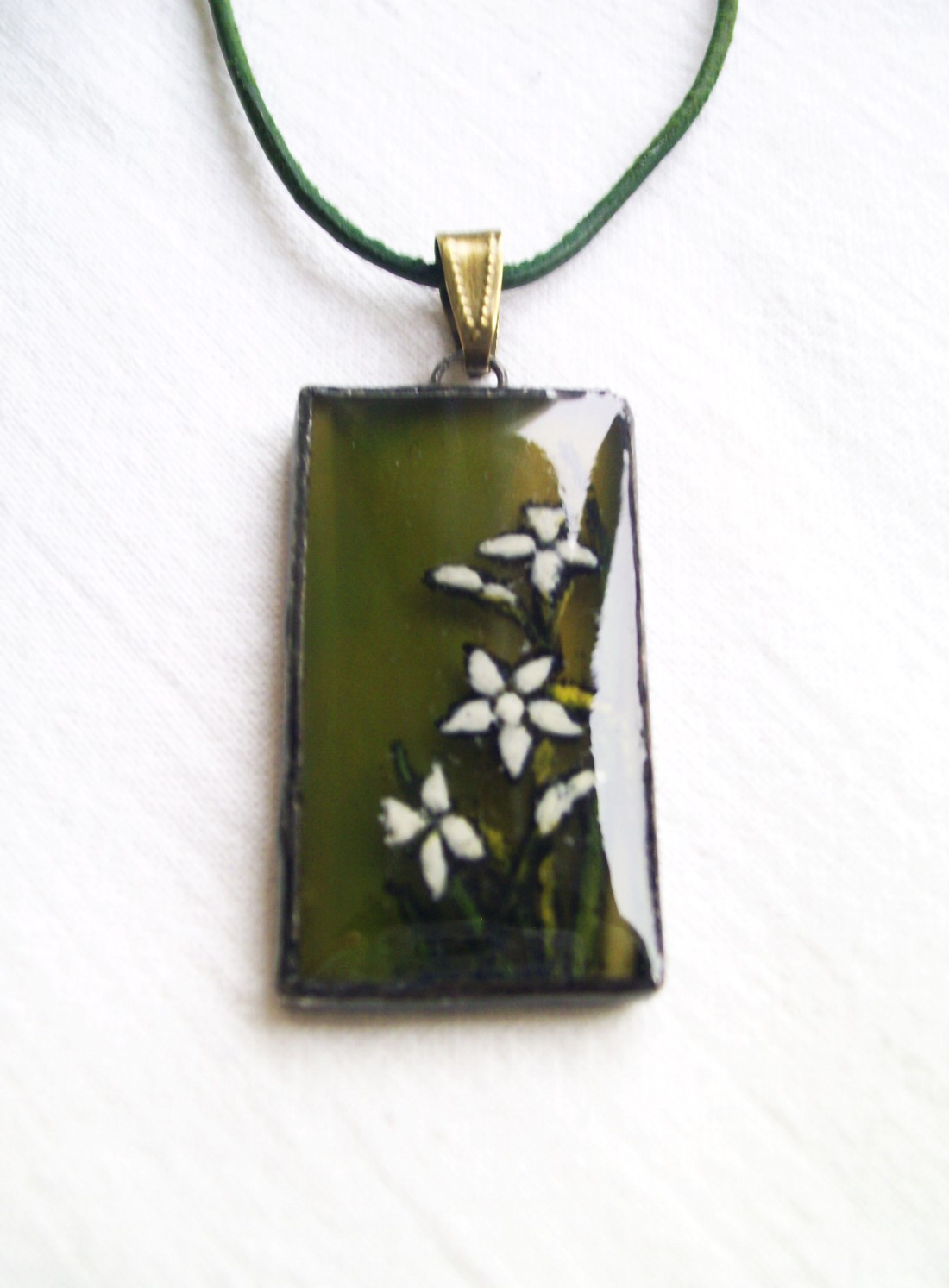 Narcise albe pictate manual, pandantiv din sticlă tiffany - bijuterii - coliere - pandative - Artynos.ro