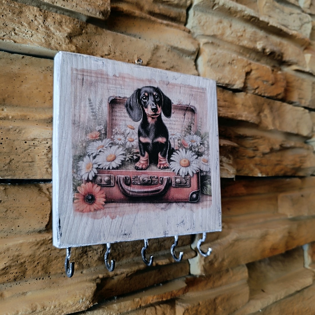 Breloc de perete din lemn în stil vintage cu câine teckel - - Artynos.ro Breloc de perete din lemn în stil vintage cu câine teckel - - Artynos.ro
