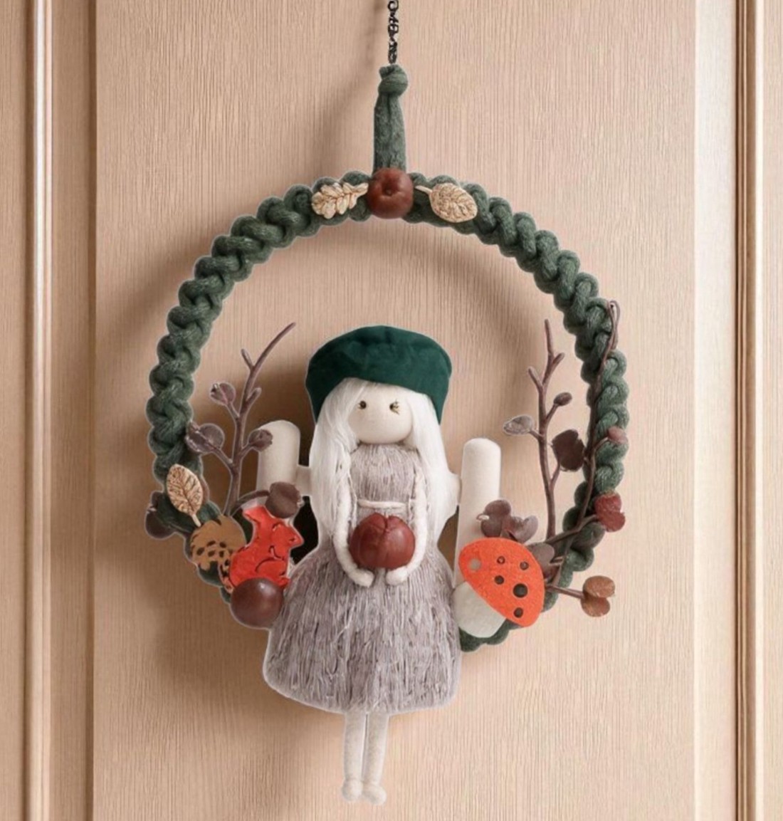 Decorațiune de perete din macramé pentru toamnă � păpușă din macramé cu pălărie verde, gard din lemn și decorațiune portocalie - casă & stil de viață - decorațiuni de casă - decorațiuni de pereți - decor de pereți, macrame - Artynos.ro
