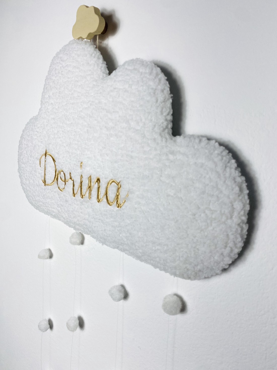 Decor de perete personalizat cu nori de miel brodați, cu pandantive pom-pom - - Artynos.ro Decor de perete personalizat cu nori de miel brodați, cu pandantive pom-pom - - Artynos.ro