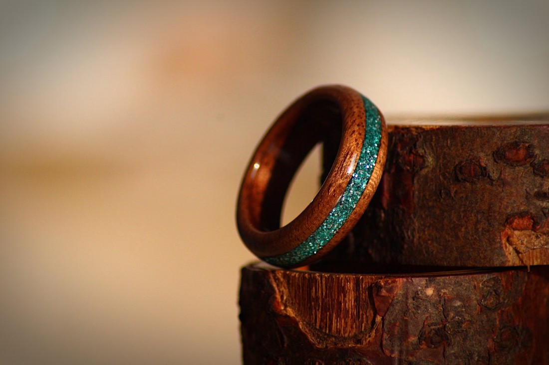 Inel din lemn � Nuc negru cu incrustări de turcoaz -  - Artynos.ro