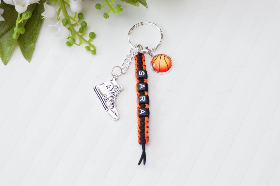 Breloc, accesoriu pentru geantă � Baschet, negru/portocaliu, cu nume/inscripție -  - Artynos.ro
