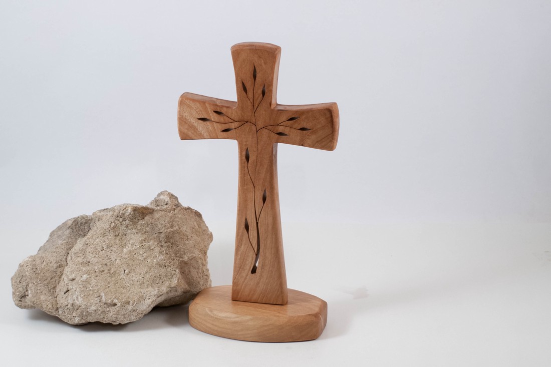 Cruce de lemn cu picior și model, cruce de masă  -  - Artynos.ro