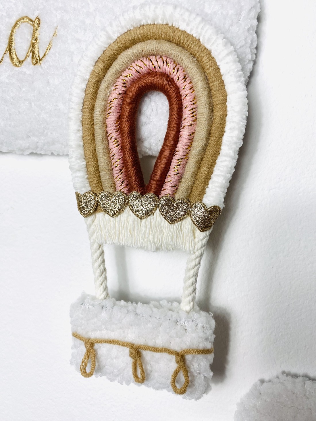 Decor de perete personalizat cu nori de miel brodați și balon cu aer cald macramé - două dimensiuni - - Artynos.ro Decor de perete personalizat cu nori de miel brodați și balon cu aer cald macramé - două dimensiuni - - Artynos.ro