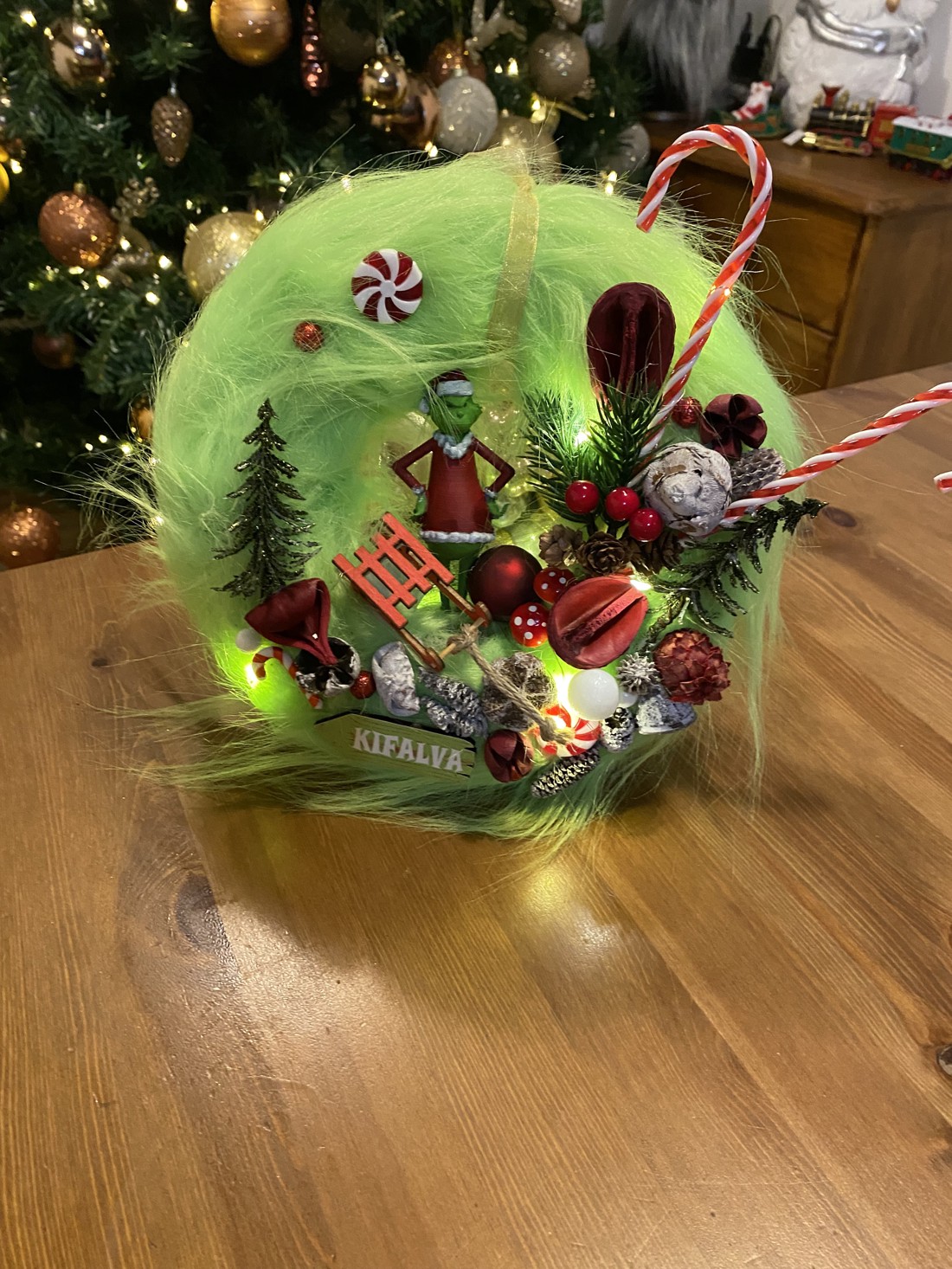 Masă de Crăciun Grinch cu disc și ciocănitoare - - Artynos.ro Masă de Crăciun Grinch cu disc și ciocănitoare - - Artynos.ro