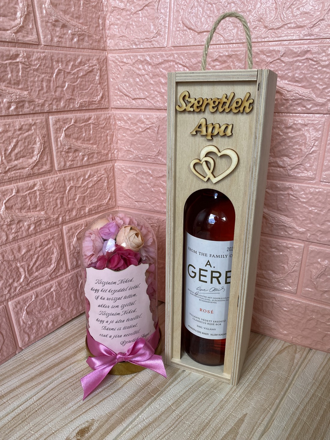 Bun venit pentru cuplu - 1 suport pentru vin + 1 aranjament floral cu trandafir veșnic -  - Artynos.ro