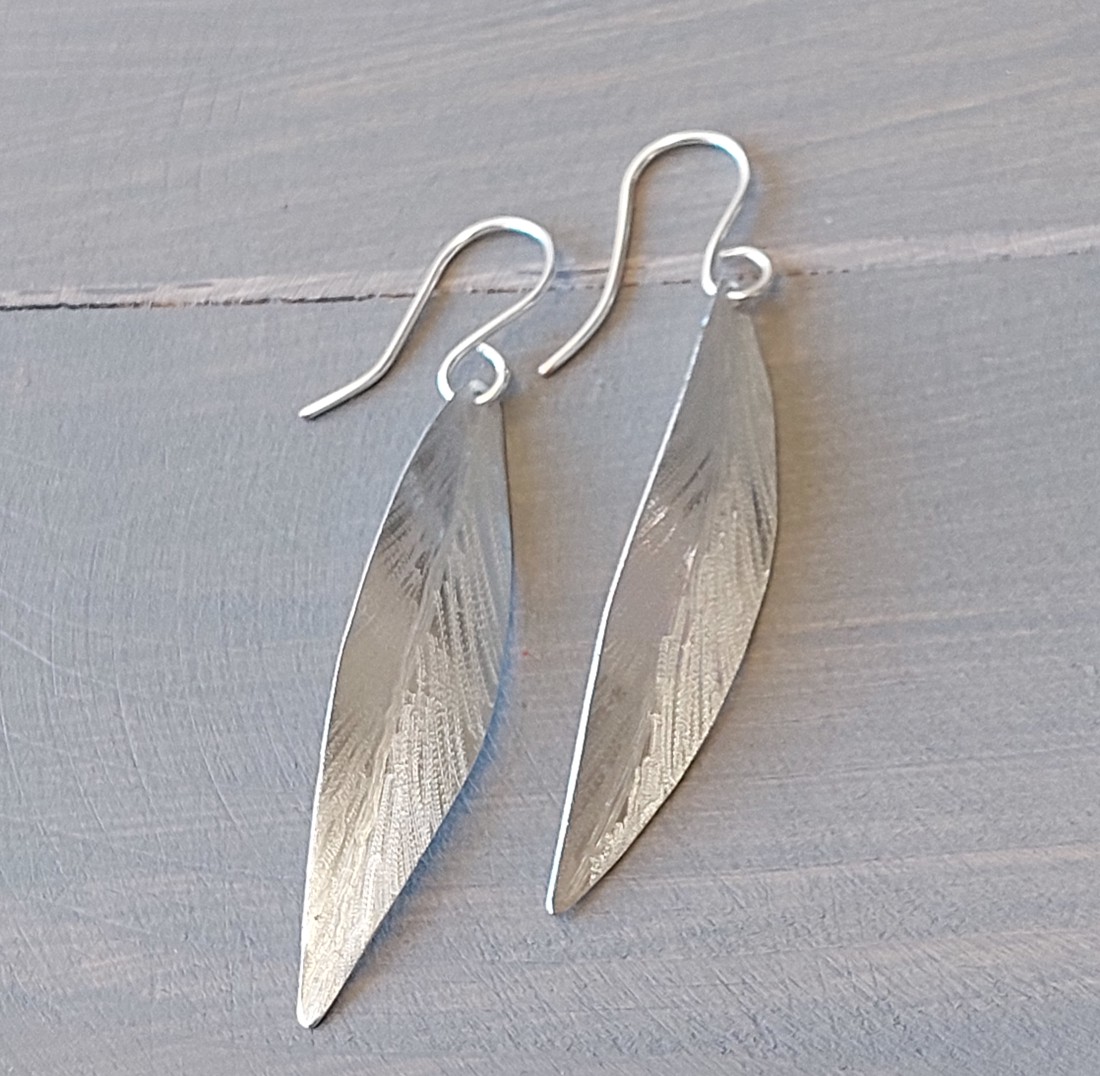 Cercei cu frunze de argint din aluminiu - bijuterii - cercei lungi - Artynos.ro Cercei cu frunze de argint din aluminiu - bijuterii - cercei lungi - Artynos.ro