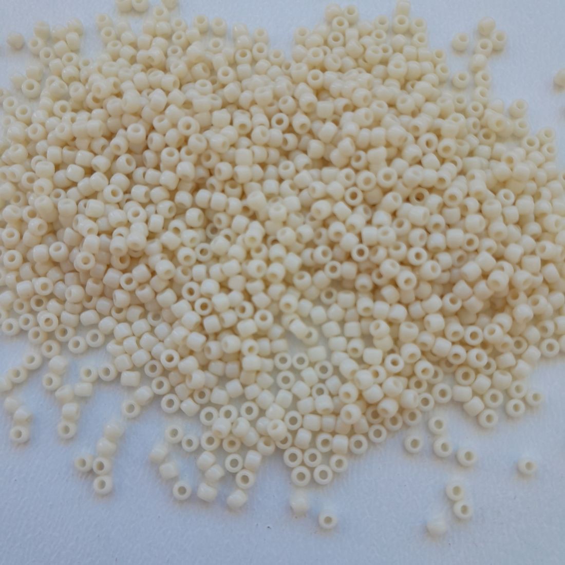 Toho Round Mantis Pearl - Dimensiune 11/0 - 10 grame per pachet - Bej deschis opac - - Artynos.ro Toho Round Mantis Pearl - Dimensiune 11/0 - 10 grame per pachet - Bej deschis opac - - Artynos.ro