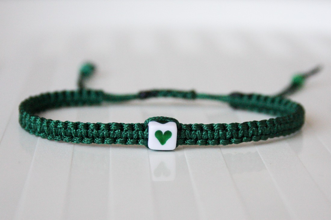 Brățară macramé împletită - Inimă verde - - Artynos.ro Brățară macramé împletită - Inimă verde - - Artynos.ro