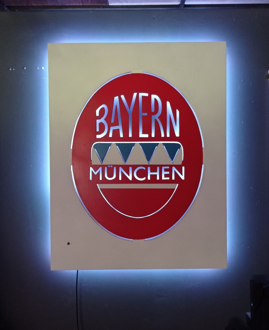 Logo-ul Bayern München - autocolant de perete cu iluminare de fundal cu LED. - - Artynos.ro Logo-ul Bayern München - autocolant de perete cu iluminare de fundal cu LED. - - Artynos.ro