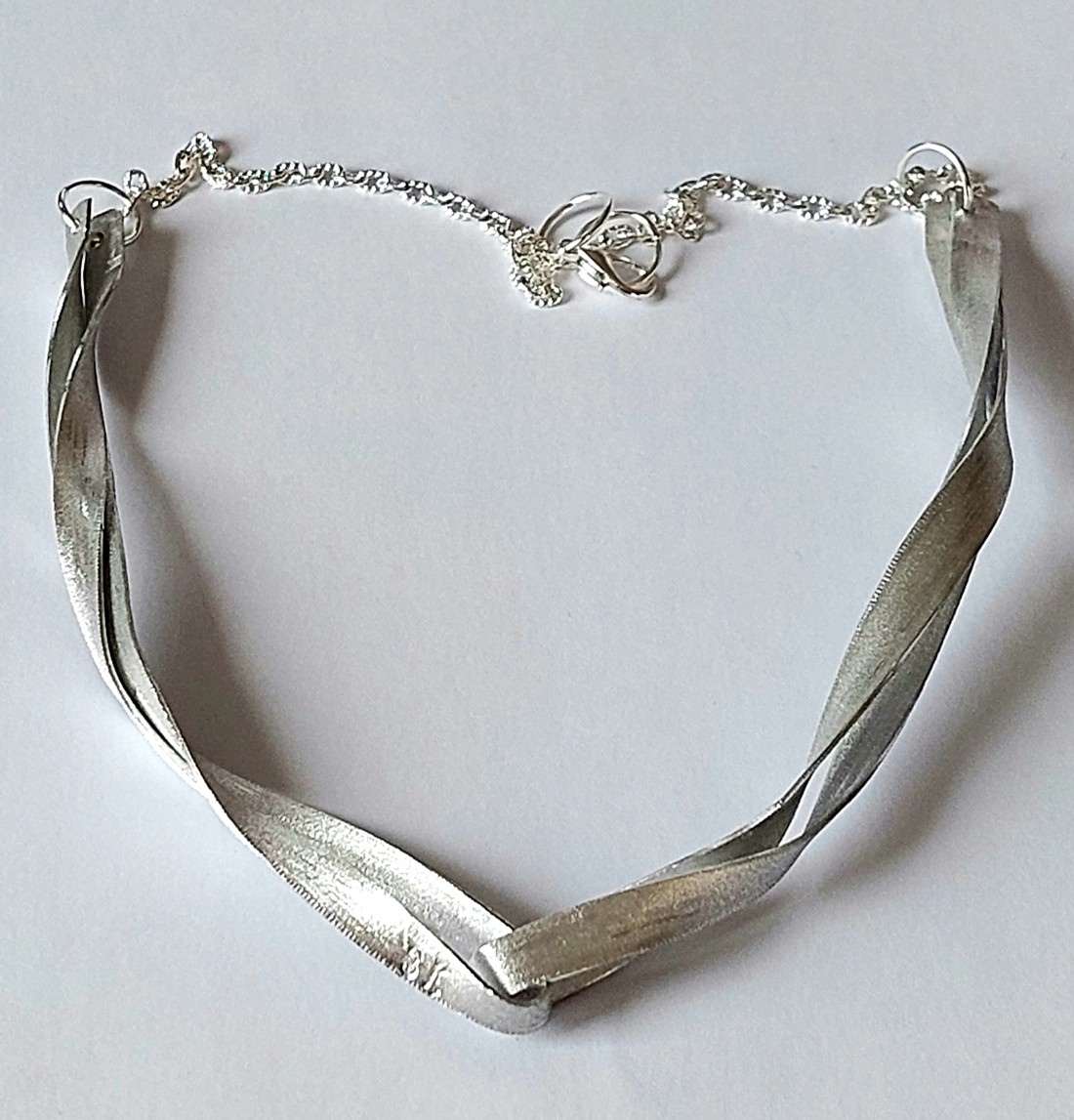 Colier răsucit din aluminiu -  - Artynos.ro Colier răsucit din aluminiu -  - Artynos.ro