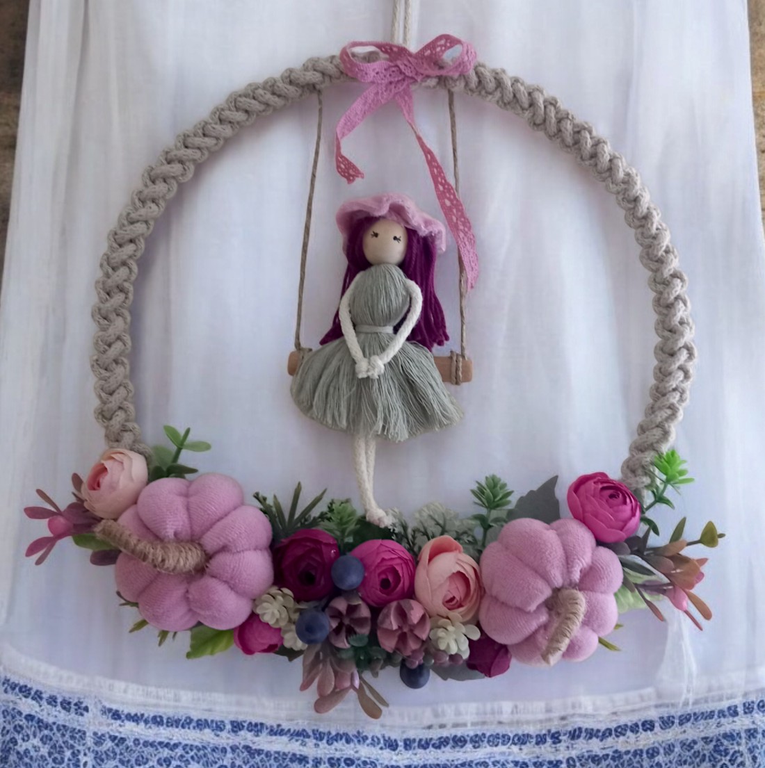 Decorațiune de perete mare din macramé � păpușă balansoar pe un cerc din fire, cu dovleci roz și flori realiste într-o ramă foto -  - Artynos.ro