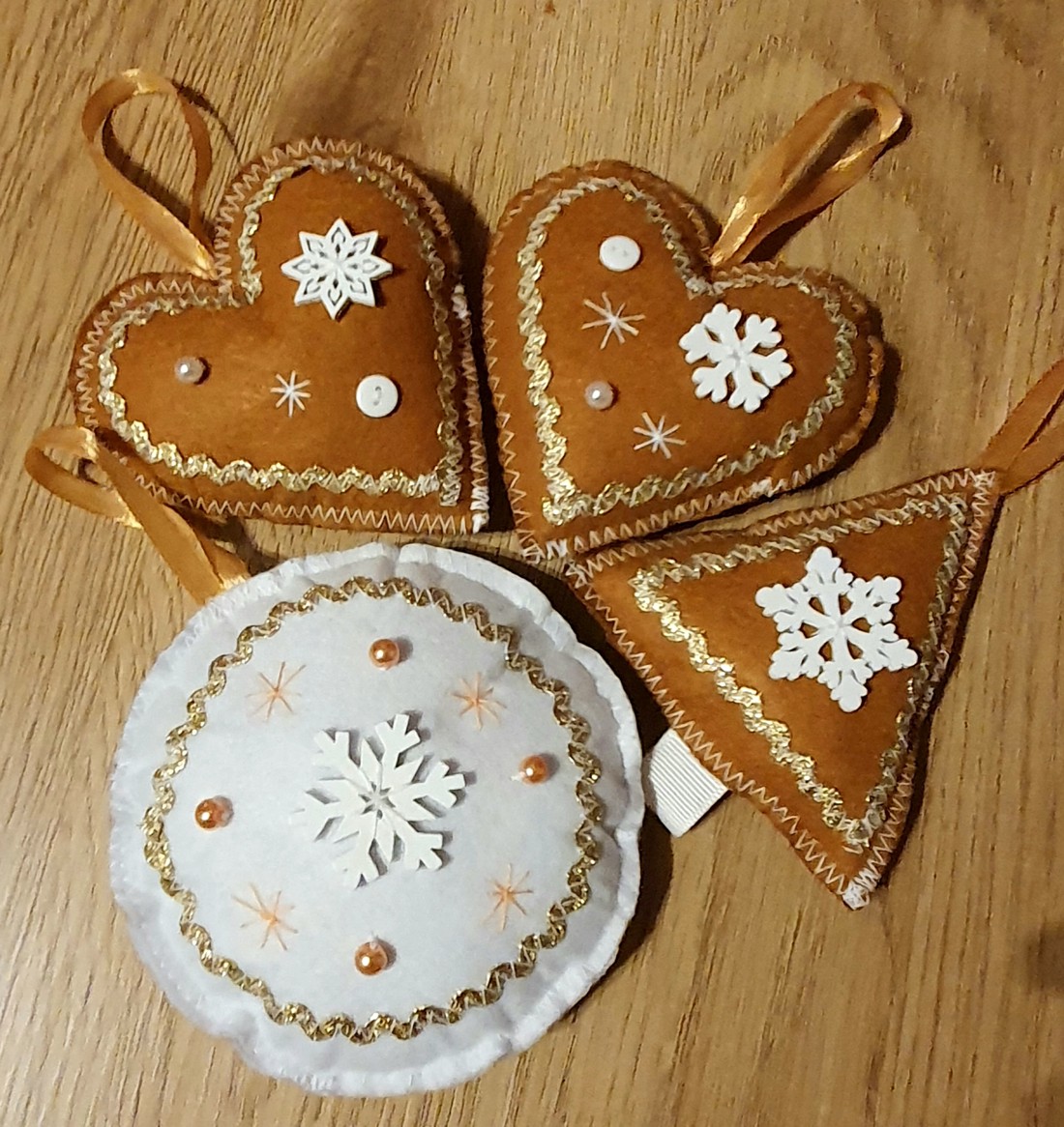 Gingerbread model simțit ornamente alb - auriu - - Artynos.ro Gingerbread model simțit ornamente alb - auriu - - Artynos.ro